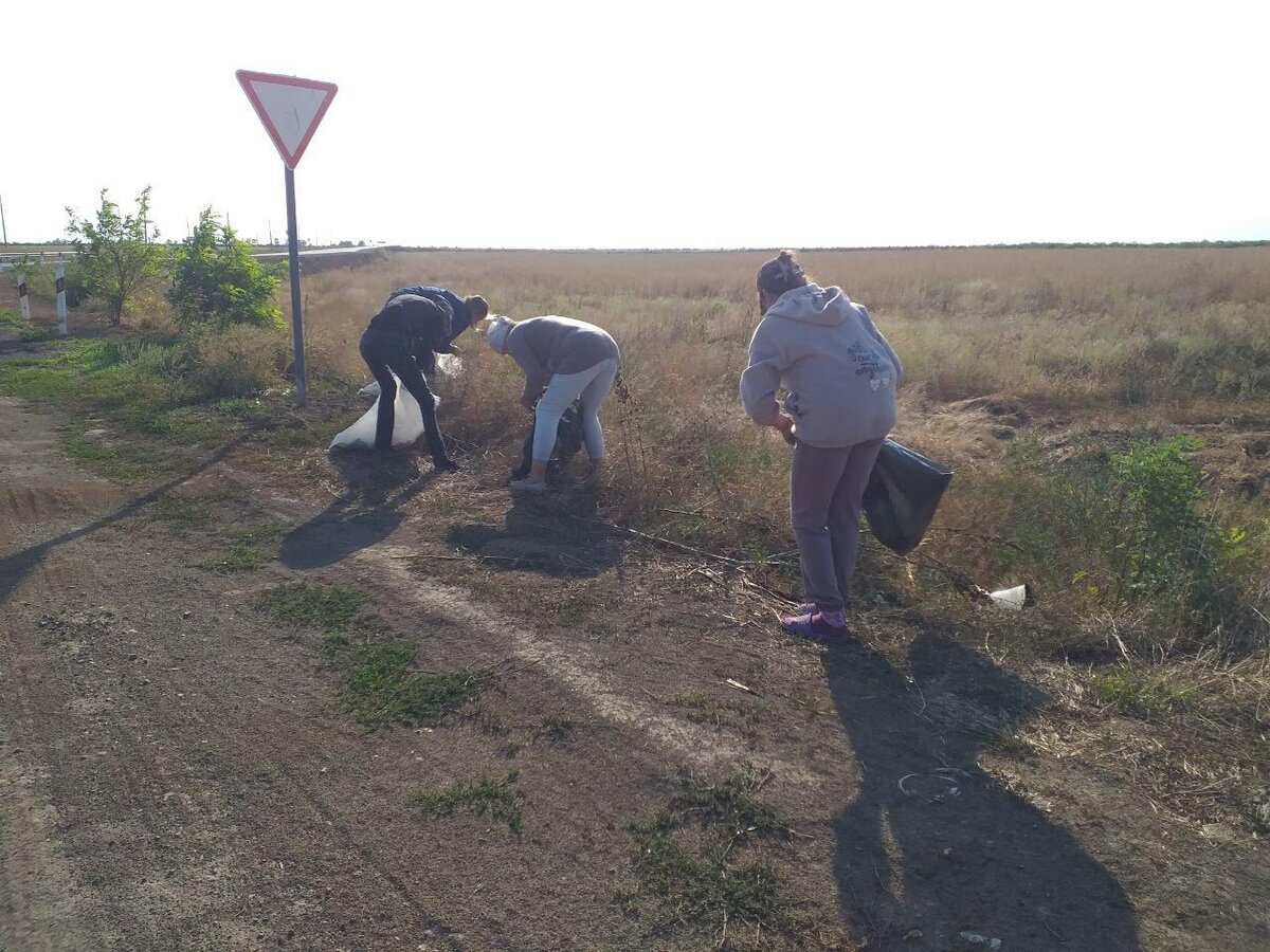  В селах Ивановского округа провели уборку обочин дорог - Таврия ТВ - Херсон