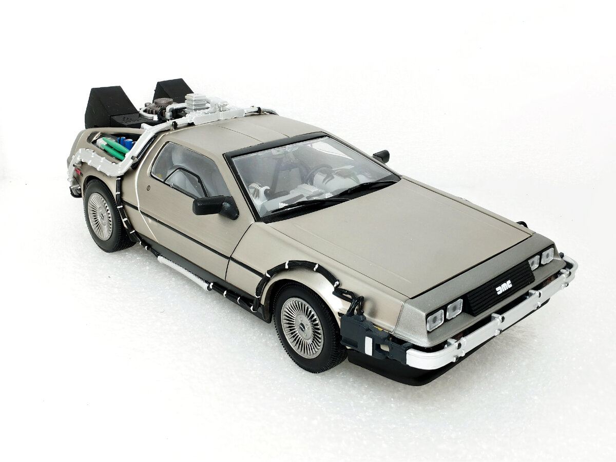 Рис. 1. Модель машины времени DeLorean DMC-12 из к/ф "Назад в будущее, часть 1" в масштабе 1:18 (Sun Star)