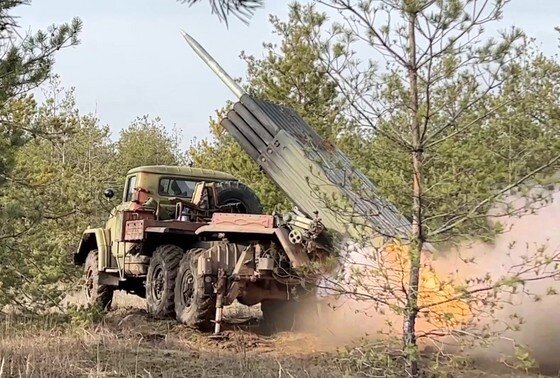    Работа реактивной системы залпового огня (РСЗО) «Град»
