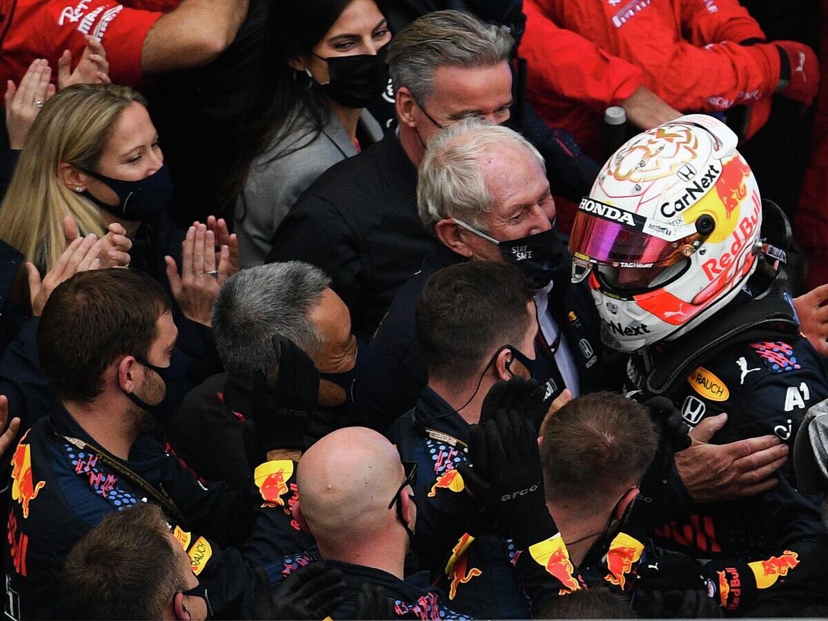    Пилот команды Red Bull Racing Макс Ферстаппен и спортивный консультант "Ред Булл" Хельмут Марко (справа налево) © РИА Новости / Владимир Астапкович