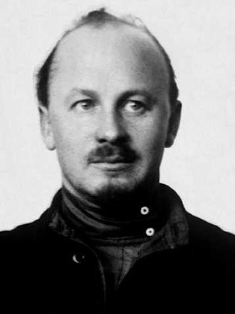 Николай Иванович Бухарин (27 сентября [9 октября] 1888, Москва — 15 марта 1938, Коммунарка, Московская область) — революционер, политический и партийный деятель. Член центрального комитета РКП(б) (1917—1934), кандидат в члены Оргбюро ЦК РКП(б) (1923—1924), кандидат в члены ЦК ВКП(б) (1934—1937), кандидат в члены Политбюро ЦК РКП(б) (1919—1924), член Политбюро ЦК ВКП(б) (1924—1929). Лидер так называемой правой оппозиции в ВКП(б), последовательный противник политики коллективизации. Академик АН СССР (1929). Расстрелян в 1938 году