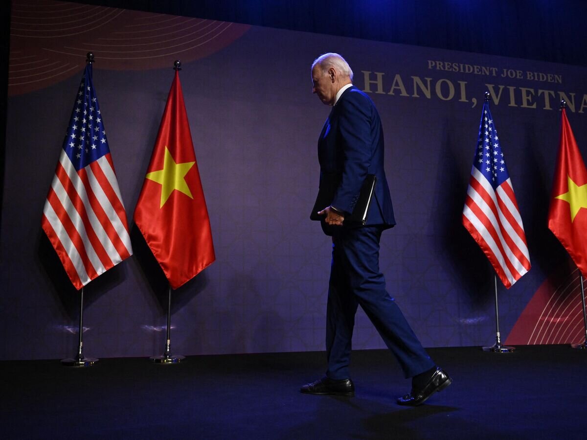 Президент США Джо Байден после пресс-конференции в Ханое, Вьетнам © AFP 2023 / Saul Loeb