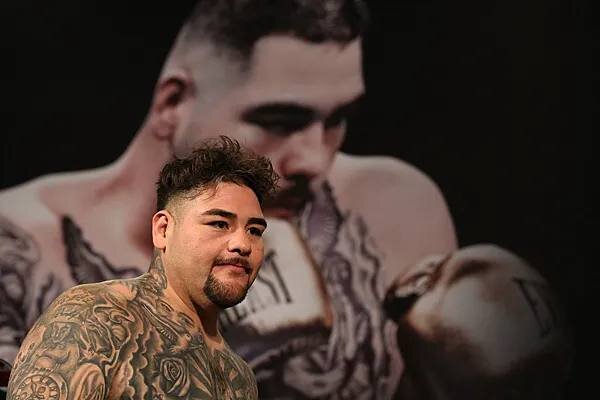 Энди Руис призывает к бою с Тайсоном Фьюри: “Я могу выиграть этот бой!”

Энди Руис, бывший чемпион мира в супертяжелом весе, несмотря на свои прошлые успехи и неудачи, уверен в своей способности победить в одном из самых ожидаемых поединков в мире бокса. Он обратился к президенту WBC, Маурисио Сулейману, с просьбой организовать поединок с Тайсоном Фьюри, и его слова были полны уверенности и решимости.

“Я бы с удовольствием подрался с Тайсоном Фьюри в Мехико на стадионе ‘Ацтека’”, сказал Руис. “Маурисио Сулейман, пожалуйста, дай мне такую возможность. Предоставь мне этот шанс. У меня есть сильное предчувствие, что я имею большие шансы победить Тайсона Фьюри.”

Руис признается, что Фьюри - это соперник с внушительными размерами и навыками, но он несомненно верит в себя. “Он большой и неудобный, но я тоже такой. Я умный и быстрый, я так же неудобен. Поэтому лучше поверьте мне, что я могу выиграть этот бой. Я выиграю его, если получу эту возможность!”

Слова Энди Руис отражают его жажду борьбы и уверенность в том, что он способен достичь больших высот в мире бокса. Ожидается, что запрос Руиса привлечет внимание боксерского сообщества и вызовет интерес к возможному бою с Тайсоном Фьюри.