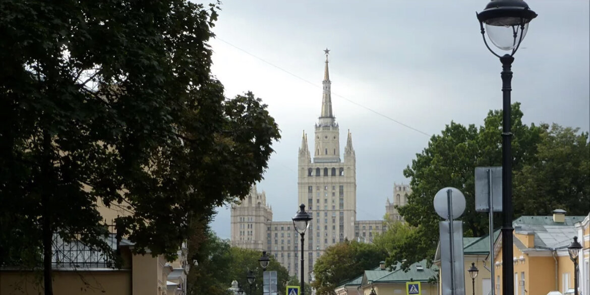 Вид на сталинскую высотку у метро Баррикадная