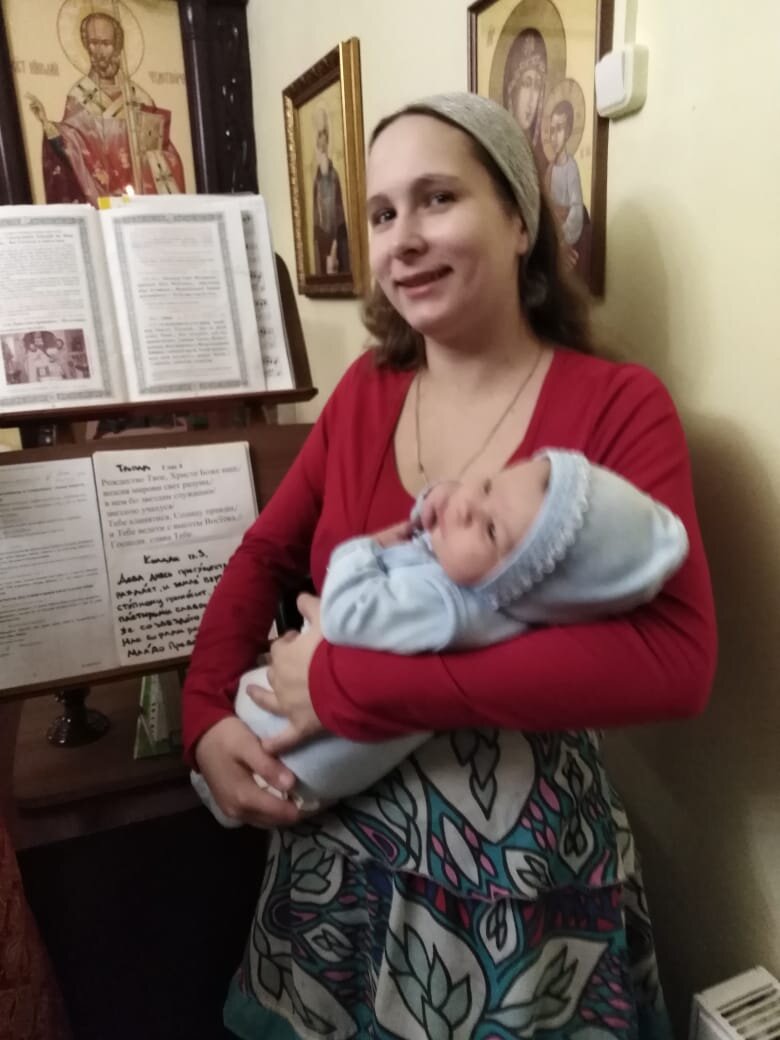 Вышла служить через полтора месяца после родов, малышка служила со мной