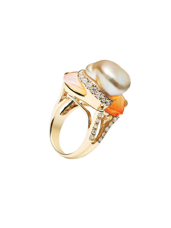 Кольцо Mikimoto Baroque из желтого золота с бриллиантами, барочным жемчугом и опалами