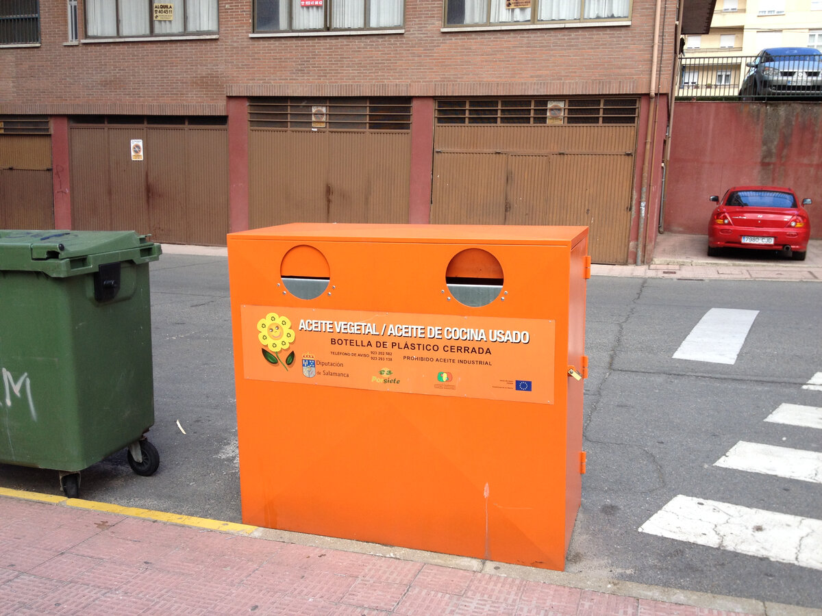 Загадочный оранжевый контейнер