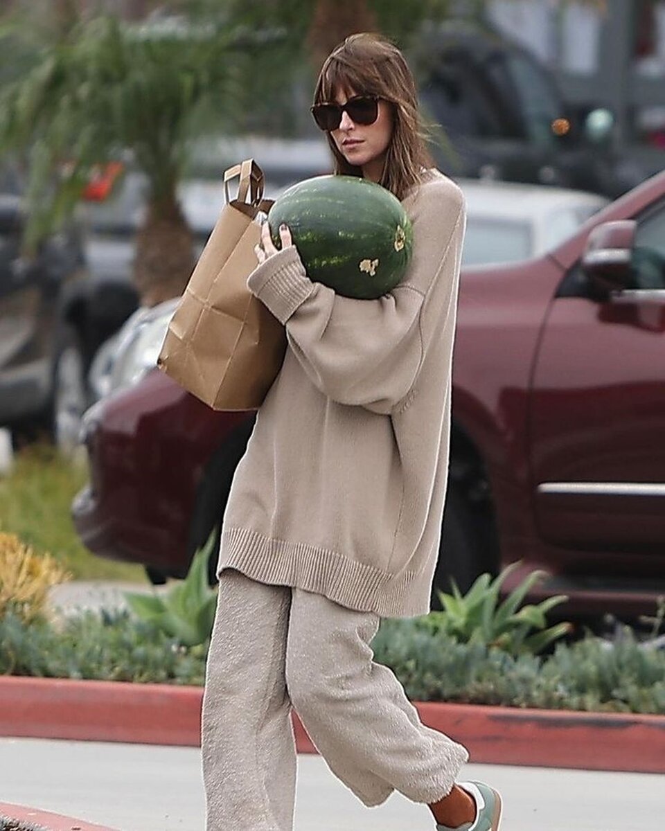 Дакота Джонсон с большим арбузом. Фото Соцсети