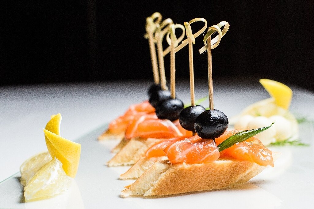 1. Канапе “Жемчужина” 

Ингредиенты: 
Багет — 1 шт.
Оливки черные KURTES — 1 упаковка
Сёмга слабосолёная — 200 г