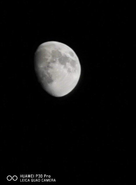Снимки Луны, сделанные с помощью P30 Pro в ночное время суток. На спутнике Земли была отчетливо видна его поверхность и даже кратеры