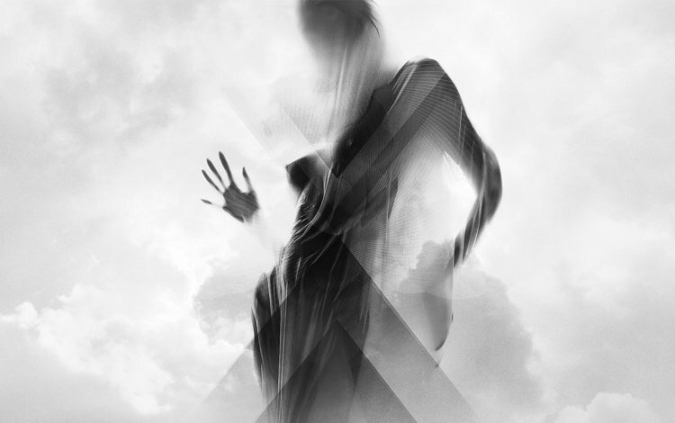 Автор: Greenduck Старуха кричит каждую ночь. Яростно и громко. Пальцы у неё сухие и корявые, как будто ветки. Находят в темноте сорочку Альки, комкают ткань. Главное — вырваться. Потом начинается еженощный ритуал — принести ночной горшок, помочь спуститься с нагромождения подушек, потом подать стакан воды с щепоткой сон-травы. Старуха ругается, вертит своим единственным глазом, хрипит и поторапливает. Снова взбирается на своё ложе и засыпает. Алька тоже забывается тревожным сном. Главное — не пропустить рассвет. Дел много с самого утра. За ночь старухины волосы отрастают и большая часть выпадает. Нужно их убрать, а то будет потом беда. Расползутся по дому, забьются во все углы и сплетутся там в комки. Алька сжигает их во дворе. Палёные волосы воняют чем-то тухлым, шевелятся и трещат.
Дождаться пока проснётся, затем нужно подать платье. Старуха втискивает в него своё раздутое тело, прячет под кружевами вторую пасть. Платья предпочитает розовые или голубые, а на голову Алька повязывает ей огромный бант. Дальше завтрак, который готовит Паучиха. Подать, накрыть, убрать. Самой стянуть что-нибудь из объедков. Старуха не против, но нельзя брать еду при ней. Потом прогулка. Возможно, в Церковь Гнили, или в парк. Обед, после которого старая обычно спит. Вечернее купание и расчёсывание волос. Ужин. Ночная сказка. Старуха любит Алькины сказки. Там ведьмы едят детей и выходят замуж за принцев. Почти как на самом деле. Потом гасят фонари и свечи. И снова ждать, пока Старуха закричит в темноте.
Работа хорошая. Другие дети Альке завидуют. Старуха почти никогда не бьёт её, кричит много — но то разве проблема? Вот только выполнять обязанности нужно чётко и вовремя. Лентяев Старуха не терпит. До Альки у неё служил паренёк, так говорят она ему отгрызла пальцы, прежде чем отправить к Худым. Глядя на её жёлтые кривые зубы в это просто поверить. Ночью Алька иногда вспоминает маму и тихо плачет. Но тут ведь правило одно — работай. Служишь чудовищам и помнишь кто ты и откуда. Попадёшь к Худым — забудешь всё, что помнил о доме. Начнёшь меняться. Потому сопли подбери и молчи. Правил в Темноградье много и не все понятные. На улице дети могут разговаривать только шёпотом, и только если к ним обратится Чудовище или Худой. Нельзя называть никому своего настоящего имени. Нельзя смотреть в глаза Худым. Если побежал — то умрёшь. Если среди ночи услышишь пение, то заткни уши.
Очередное утро. Плохое утро. Старуха заболела. Вся покрылась зеленовато-синей жижей, запачкала простыни и заскулила, как только открыла глаз. Слизь стекает по её щекам, капает с подбородка, густая и пахнущая протухшим мясом.
— Да ведро же принеси! Живей, видишь, уже на пол натекло!
— Бегу, матушка.
— Да скажи Паучихе, чтобы отвар мне приготовила. Да только не сейчас, дурья башка! Ведро сначала! Ох, беда-беда.
Только и успевай тёплую воду носить. У Альки уже и руки и ноги болят, а слязь опять проступает на складках дряблой кожи. Потом ещё Паучиха прибегает со своей целебной мазью. Целый котелок. Густую дрянь надо хорошо втирать, а она щиплет руки.
— Беда-беда! Ужин же сегодня! А я хворая! — причитает Старуха. — Сюда слушай. Будешь мне на ужине прислуживать.
— Но, госпожа…
— Ничего, принеси мне мои вязальные спицы.
Алька послушно выполняет приказ.
— Теперь на колени!
Девочка дрожит, потому как холодные иглы касаются её ушей.
— Сейчас раз и всё. И будешь глухой, а значит, сможешь на ужине меня обслуживать.
Не зареветь бы, иначе не только уши проткнет.
— Да, госпожа.
Старуха откладывает спицы.
— Нет, это от тебя потом вообще никакого проку не будет. Скажу гостям, что ты глухая. Только не подведи меня, девочка. А сейчас подай платье, а потом на кухню Паучихе помогать.
Алька кивает. Вот только руки предательски трясутся, когда она завязывает Старухе бант.
Порядок в доме такой. Иногда приходят гости. Господин Долгоног, Чёрная Молчунья, Сёстры-без-лиц и Шипящий. Слуг оставляют в особой комнате, а сами ужинают пару часов. Тогда-то Алька и встречает тех, кого можно было назвать друзьями, и узнаёт последние новости. Господину Долгоногу прислуживает Воробей, бойкий мальчишка со шрамом на щеке. Чёрной Молчунье — Тетёха, полная девочка, которой хозяйка отрезала язык. Сёстрам-без-лиц — Близнецы. А Шипящему — Рыжая. Никогда дети не присутствуют на ужине. Но это возможность поговорить. Прошлый раз Воробей все уши прожужжал про Грачей. Вроде бы есть дети, которые не служат Чудовищам, но и от Худых умудряются прятаться. Близнецы кивали головами, говорили, что чуть ли с Грачами за ручку не здороваются. Алька только недоверчиво дула губы: где это видано, чтобы дети по Темноградью без присмотра бегали. А если, как Воробей говорит, они в Гнилом лесу обитают, то их если не Худые, то Мокрицы либо Прозрачные сожрут. Да мало ли погани в чащобе живёт? Говорят, там даже Чеморов-двоедушников можно встретить.
Настаёт время ужина. Гости съезжаются с дальних концов, по обыкновению отправляют детей в комнату, а сами поднимаются наверх. Вот только Алька помогает Паучихе и её детям накрывать на стол. Варёные крысы, вороны, целиком запечённые и обмазанные кошачьим жиром, даже паучий сироп. Паучиха расстаралась на славу. То-то довольная, потирает мохнатые лапки и почёсывает брюшко.
— Что-то ты, матушка, свою служанку не оставила? — хором поют Сёстры-без-лиц.
— Захворала я, помощь нужна. Но так глухая она.
Долгоног щёлкает своими длинными пальцами прямо у уха Альки и качает головой. Девочка чудом не вздрагивает.
Паучихины дети, белёсые и влажные, подают подносы, разливают подогретый трупный ром по чашкам. Алька стирает слизь с лица старухи, её рук и ног и полощет тряпку в мутной воде.
— Со слугами нынче аккуратнее надо быть, — Долгоног снова смотрит на девочку, а потом стучит длинным пальцем по своей чашке. — Я вот своему позволял много, вот он и осмелел. Сбежал.
Все, кроме Молчуньи, сочувственно кудахтают, а та складывает пальцы в знак скорби. Молчунья для Альки, пожалуй, самая страшная. Как смолистая капля, из которой высовываются руки и лица.
— Опять эти Граччччи? — спрашивает Шипящий, макая кончик языка в тарелку и выискивая там что повкуснее. Больше всего он напоминает ящерицу.
Долгоног кривится. Он у них негласный лидер, похожий на пугало или причудливое насекомое.
— Никто их найти не может. Худые патрули усиливают. Поговаривают, что Грачи напали на Тифозную Лакомку. Вот только я вам не говорил.
Все опять бормочут, а Чёрная Молчунья отращивает себе второе лицо, искажённое печалью и страхом.
— Держать всё в тайне надо. Грачи знают про маски, если остальные дети узнают, то… Я даже боюсь представить, — Долгоног хмурит брови.
Маски? Рука Альки дрожит, а старуха косится жёлтым глазом. И сразу понятно, что жить Альке осталось до ухода гостей. И никакое старание не поможет. Старуха её даже к Худым отправлять не станет — сожрёт и всё. И щемит так больно-больно. Старое имя, кот на подоконнике, шум за окном и тиканье часов. А ещё приходит воспоминание. Мама прячет лицо в ладонях, потом убирает руки. «Ку-ку!» и Алька заливается счастливым смехом.
Гости вылавливают запечённых мышей из огромной тыквы, причмокивают, складывая на тарелки хвостики. Бежать? Но как? Куда? Алька смотрит на свои ладони, а потом закрывает ими лицо, немного раздвинув указательные пальцы, чтобы было удобно смотреть.
— А где твоя служанка? — Шипящий оглядывается. — Только же здесь была.
Старуха вскакивает на ноги, переворачивая ведро. Вторая пасть с рёвом разрывает платье.
— Не дайте ей уйти! — кричит.
Прижимая руки к лицу, Алька бежит к дверям. Чудовища смотрят куда угодно, но только не на неё.
— Дверь перекройте!
— Скорее! Скорее!
— Она не глухая вовсе!
К счастью девочка успевает выскользнуть в коридор, прежде, чем Чёрная Молчунья застывает в дверном проёме.
Бежать, прижимая руки к лицу, очень неудобно. Но убирать их Алька не хочет. Это её «маска». Вот о чём говорили монстры. Скорее, скорее. На миг она застывает в нерешительности, думая вернуться за остальными. Но в коридорах уже шум и толчея. Девочка бросается на улицу.Мокрая трава хлещет по ногам. Безликие каменные стражи поворачивают головы, когда Алька пробегает мимо.
За воротами город Чудовищ. Каменные мостовые, высокие дома. Кое-где клетки с Уродцами. Один из них тянет корявые пальцы сквозь прутья вслед Альке. Остальные уже не замечают ту, что закрылась «маской». Ноги сами несут к Гнилому лесу. Пусть уж лучше Прозрачные или Мокрицы сожрут, чем попасть к Чудовищам. Туда, вниз, к озеру, через мост и по тропинке. Над холмом зависли две гигантские косматые головы. Вращают глазами, перекрикиваются между собой на непонятном гортанном наречии. Наблюдающих принято побаиваться, хотя никто из них ни разу не вступил в контакт хоть с кем-нибудь кроме своих. Зато Алька узнаёт, что «маска» от них не помогает. Оба Наблюдающих провожают бегущую взглядами. Вот и Гнилой лес. Кривые деревья, покрытые зелёным мхом, качают листьями. Ботинки тут же промокают, под ногами чавкает грязь. Лучше не приглядываться к ней, иначе увидишь тысячи мелких червячков и насекомых. Алька задыхается, находит холмик , вскарабкивается на него и только теперь даёт волю чувствам, отнимая руки от лица. Слёзы бегут по чумазым щекам, её трясёт от пережитого. Через час она уже снова в пути. Хлюпает по грязи, продвигаясь вперёд. Лишь бы подальше от Темноградья. Но теперь на девочке маска, сделанная из кусков собственной юбки. Одни глаза поблескивают. А в руках кривая палка. Плохое оружие, но лучше, чем ничего.
Девочка всё чаще замечает птиц. То ворон усядется на сук и смотрит внимательно, то синичка-пичужка вьётся над головой. И Алька особо не удивляется, когда из чащи навстречу выходят её встречать. Странная процессия.
Их пятеро. Во главе пузатый паренёк в маске с большим клювом. В его руке длинный шест с гори-фонарём. Остальные держатся за его спиной. Все в масках из кожи, дерева и ещё неизвестно чего.
— Как зовут тебя, беглянка? — главный старается говорить грозно.
— Алька, — девочка озирается по сторонам.
— Что ищешь тут?
— Пристанища, ночлега, — она слегка дёргает плечами. — Сами не догадываетесь?
— Как про маску узнала?
— Случайно услышала разговор Чудовищ. Повезло.
Дети перешёптываются.
— Сними её, чтоб мы видели, что не Чудовище и не Уродец.
Алька послушно разматывает тряпки. Пузатый снимает свою маску, показывая хмурое и конопатое лицо.
— Добро пожаловать к Грачам, — говорит он торжественно, а потом напяливает маску, и в голосе его уже нет ничего необычного. — Ты принесла что-нибудь из Темноградья?
Алька качает головой.
— Только одежда, которая на мне. Я бежала в спешке. Там остались друзья…
— Жаль. Ладно, пошли. Это, похоже, про тебя Воробей говорил.
— Воробей? А что говорил-то?
— Что ты упрямая, и тут его доставать будешь
Алька только сердито сопит, снова наматывая свои повязки.
∗ ∗ ∗
На смену лету приходит осень. Но и она уже заканчивается. Мох на деревьях серый и свисает длинными космами. Всё чаще дует холодный ветер. Грачи обосновались в пещере. Худые сюда не захаживают, но всё равно надо быть аккуратнее. Потому у входа стоят клетки с ручными птицами. Пернатые хорошо врагов чувствуют.
Зато возле Темноградья Худых теперь гораздо больше. Виной тому, конечно, стали сами Грачи, совершившие несколько удачных вылазок. В одной Алька даже участвовала, несмотря на недовольный бубнёж Воробья. И каково же было удивление девочки, когда в жалкой лачуге жила Старуха. Та самая, что когда-то держала у себя Альку. Теперь ей прислуживал Уродец. Какой позор! Наказали её, видимо, за обман с глухотой. Грачи загнали Старуху в подпол и там закололи пиками. Алька лично воткнула остриё в жёлтый глаз. Уродца повесили прямо во дворе. Запасы у ведьмы оказались скудными, но нашлись несколько выдолбленных шкур Мокриц. Пригодятся зимой.
Даже те чудовища, которые любят уединение, теперь перебирались за городские стены. Каждая вылазка в Темноградье становилась ещё опаснее. Углый не вернулся. Топотун говорит, что голову Углого над Северными воротами повесили, перед этим вынув мозг и посадив внутрь светляка. Может брешет. Топотун соврёт — недорого возьмёт. Но Углого нет и это факт, а парень был толковый. За прошедшие месяцы их отряд пополнился ещё тремя: Сивый, Каша и Костяника. Хорошие ребята. Воробей правда глупости про них говорит, всякое разное. Но даже если так, Альке особо дела нет. Воробей вообще много чего говорит. Но Альке нравится. Особенно, когда лежишь, уткнувшись носом в его плечо, а он что-то рассказывает и рассказывает. Что Прозрачные это не духи, как многие думают, а Чудовища, которые не правильно вылупились из Уродцев. А у Наблюдающие живут в большом летучем городе. И что за Широким морем есть Туманный город, жители которого не похожи ни на кого и передвигаются в повозках, запряжёнными прямоходящими птицами. Как это, Алька не знает. Да и ко всем этим историям относится скорее как к сказкам. А вот Воробей, кажется, в них верит.
Он иногда кричит во сне. Однажды ночью кричал: «Не надо, мамочка! Не надо!» Страшно так, с надрывом. Алька тогда его растолкала, а он ничего вспомнить не смог. Говорил только, что будто душа испачкалась. Выдумщик. Как душа испачкаться может, если она невесомая и прозрачная? По крайней мере так Хумус говорит. Он у Грачей вроде лидера.
Через три дня после того сна состоялся у Альки с Воробьём странный разговор. Мох на деревьях тогда начал скукоживаться, а с неба сыпалась мелкая снежная крупа.
Очаг греет плохо, потому Алька плотнее прижимается к пареньку, пряча холодный нос у него на груди.
— А что ты помнишь про маму? — вдруг спрашивает Воробей.
Надо сказать, что даже у самых близких это не принято. Мама — это неприкосновенное, сокровенное и только твоё. Потому Алька даже замирает, но находит силы ответить.
— Она тёплая, пахнет домом, когда улыбается, то у неё ямочки на щеках. Она умеет петь и звать хорошие сны. А ещё…
— А она может быть похожа на Худого? Или на Чудовище?
Алька даже голову поднимает:
— Нет, что ты! Она же мама!
— Да, ты права, — почти шёпотом отвечает Воробей. — Ладно, пора спать. Завтра идти за ягодами с утра.
Он замолкает, никаких историй и сказок. Просто лежит и смотрит в потолок.
∗ ∗ ∗
Зима вступает в свои права окончательно и бесповоротно. Замела Гнилой лес, укрыла холмы белым. На снегу особенно хорошо заметна кровь.
Шесть дней назад основной костяк Грачей ушёл к Темноградью добывать еду. Собирались напасть на сторожевой домик, застать Худых врасплох и прикончить. Но так и не вернулись. Каша вызвался пойти на поиски, Алька увязалась с ним. И знала ведь, чувствовала, что больше не вернётся. И всё равно пошла.
Хумус ещё жив, хотя он насажен животом на длинные костяные пики. Зазубренные и кривые, они застряли в его внутренностях как крючки.
Худые это умеют — привязать жизнь. Если не прекратить страдания, то Хумус ещё много часов будет умирать. Мучительно и страшно. Каша держит в руках нож. Тусклое лезвие дрожит.
— Где остальные? — спрашивает Алька, боясь услышать ответ.
— Забрали всех… ооо… И Воробья твоего, и Костянику, и Топтуна. Увели к Мрачному дому. Давай, Каша, не могу уже…
Тот хмурится, но твёрдой рукой режет горло. На снегу ещё больше крови теперь, а Хумус затихает.
— Вернуться нужно, — голос Каши дрожит.
— Я не вернусь, — Алька смотрит в сторону. — Всё равно никого нет больше.
— И куда ты?
— К Худым. Или умру, или забуду всё. Всяко легче. Ты со мной?
Каша молчит, смотрит на кровавый снег. Алька кутается в свой полушубок, крепче сжимает в руках длинный нож. Тишина. Только слышно, как вдалеке подвывают Вызерги. Девушка отворачивается. Первый шаг самый трудный. Похрустывает наст под ногами. Она выдыхает, когда слышит сзади Кашу. Странное чувство, когда одновременно рада, что не одной на смерть идти, а с другой стороны Кашу за собой тянет. Сам бы не решился, хоть и любил свою растрёпанную. По-настоящему любит. Как и Алька с Воробьём друг друга.
Медленно идут. На Поляне невест невыносимо тихо. Стоят долговязые фигуры, привязанные за волосы к кривым деревьям, укрытые снегом и неподвижные. Воробей рассказывал, что Невесты принадлежали Лесному царю. Но тот ушёл из этих земель, а своих наложниц привязал к деревьям, чтоб не убежали. Летом они заодно и дорогу к Мрачному дому охраняют, лакомясь мясом незадачливых путников. А сейчас замёрзли и окоченели. Одна не спит. Следит тусклыми глазами, даже чуть голову поворачивает вслед. Ткнуть бы её ножом, суку бледную. Да только проснуться может совсем и тогда несдобровать. С поляны не выпустит.
Тропа петляет, а потом как-то незаметно превращается в мощёную дорогу. По обеим сторонам от неё столбы с гори-фонарями. Тишина здесь густая, а в морозном воздухе чувствуется запах пепла.
Обитель Худых — высокий дом, чёрный, как сажа. Каменные стены, огромные окна и покатая крыша. А ещё есть флюгер в виде глаза. За стёклами мелькают бледные лица. Худые не нападают, ждут и смотрят.
— Я пришла говорить, — голос Альки дрожит.
Бесполезная маска не совсем бесполезна — она скрывает слёзы на щеках.
— Я вас не боюсь, — тихо говорит девочка, бросая на снег горсть зубов разных размеров. Это зубы Чудовищ, её собственные боевые трофеи.
— Теперь вы бойтесь нас! — Алька срывается на крик. — Потому как будут ещё Грачи! И однажды они придут за вами!
Каша не выдерживает, бросается прочь. Алька не поворачивается, но слышит его крики и звуки разрываемой плоти. Зря побежал, нельзя ведь. Её Худые не трогают, только смотрят. Двери Мрачного дома открываются. На пороге Худой в старом цилиндре и поношенном пальто. Лицо искажено широкой улыбкой. Густая чёрная борода топорщится в разные стороны. А ещё глаза. Их Алька замечает только мельком, но даже беглого взгляда хватает. Выпученные, с огромными зрачками. Такие глаза могут быть у того, кто заходится безумным смехом или кричит от ужаса.
Худой манит Альку рукой. Тёмные коридор, а за ним широкая комната. У стен друг на друге стоят клетки с Уродцами. Алька сразу видит Воробья. Раздутая голова, рот сполз на подбородок, а редкие волосы облепляют влажный лоб. Левая рука длинная и больше напоминает птичью лапку. Но это точно он. Смотрит жалобно и пытается что-то сказать. Но Худой надолго не задерживается в комнате с Уродцами, а проходит дальше. В следующем зале высокий стеллаж, на котором стоят бутылочки разных форм и размеров.
— Что это? — спрашивает Алька.
— Воспоминания, — Худой улыбается ещё шире.
Голос у него скрипучий, как будто царапает голову изнутри куском битого стекла.
— Те, что вы забираете у детей?
— Те, что мы им возвращаем. А вот и твои. Хочешь?
Бутылочка Альки совсем небольшая, с изумрудно-зелёной жидкостью.
— Выпьешь — вспомнишь маму. Настоящую.
«Ку-ку, моя милая!»
— Я и так её помню.
— Тогда верни Воспоминание мне и можешь идти своей дорогой.
Она крепче сжимает бутылочку. Верит ли? Конечно, верит. Всем известно, что Худые не умеют лгать. Дрожащими пальцами откупоривает бутылочку и пьёт. Горькая и солёная жидкость обжигает горло.
Алька вспоминает всё. Ободранные обои и цветок на ковре, похожий на осьминога. Синие пятно на столе, от того, что кто-то когда-то перекинул банку чернил. И маму. Она совсем не такая. Нет, у неё есть ямочки на щеках, но она их никогда не показывает Альке. От неё пахнет молоком и домом, но Алька почти не знает этот запах. Мама часто кричит. За то, что Алька намочила пелёнки, за то, что разбросала игрушки, за то, что испортила маме жизнь. Той ночью девочка успевает открыть глаза прежде, чем её лицо закрывает подушка. Пыльная, старая. Когда-то Альку вырвало на неё и сейчас этот запах тоже тут. Детские ручки колотят по кровати, вцепляются в простынь. Всё слабее.
Теперь всё становится на свои места. Каждый здесь такой, преданный самым дорогим человеком. Злость закипает, бурлит в крови. Растекается гноем по венам. Они хотели забыть, но такое нельзя забывать. Такое нельзя прощать. Никогда. Пусть теперь её боятся, пусть теперь её считают Чудовищем! Пусть! Пусть! Пусть!
Где-то вдалеке мерцает слабый огонёк. И всего-то нужно простить то, что прощать нельзя. И упасть снова в мир людей. Ринуться с головой, молясь, что новая мама будет хорошей, что не предаст, не сделает больно. Что будет любить, звать хорошие сны и улыбаться с ямочками на щеках. Гораздо проще утонуть во Тьме. Дать захлестнуть ненависти с головой. Отрастить клыки, чтобы кусать первой. Когти, чтобы рвать плоть. А однажды пригласить господина Воробья на ужин с варёными мышами. И ждать, пока дети не научатся прятаться под масками.
Худой смотрит на девочку, которая застыла на границе Света и Тьмы. В его взгляде и смех и отчаянье. На его памяти ещё никто не ушёл туда, где ярко. Но, он не так давно в Мрачном доме. Может эта малышпка станет первой.
Источник Автор: Greenduck Старуха кричит каждую ночь. Яростно и громко. Пальцы у неё сухие и корявые, как будто ветки. Находят в темноте сорочку Альки, комкают ткань. Главное — вырваться. Потом начинается еженощный ритуал — принести ночной горшок, помочь спуститься с нагромождения подушек, потом подать стакан воды с щепоткой сон-травы. Старуха ругается, вертит своим единственным глазом, хрипит и поторапливает. Снова взбирается на своё ложе и засыпает. Алька тоже забывается тревожным сном. Главное — не пропустить рассвет. Дел много с самого утра. За ночь старухины волосы отрастают и большая часть выпадает. Нужно их убрать, а то будет потом беда. Расползутся по дому, забьются во все углы и сплетутся там в комки. Алька сжигает их во дворе. Палёные волосы воняют чем-то тухлым, шевелятся и трещат.
Дождаться пока проснётся, затем нужно подать платье. Старуха втискивает в него своё раздутое тело, прячет под кружевами вторую пасть. Платья предпочитает розовые или голубые, а на голову Алька повязывает ей огромный бант. Дальше завтрак, который готовит Паучиха. Подать, накрыть, убрать. Самой стянуть что-нибудь из объедков. Старуха не против, но нельзя брать еду при ней. Потом прогулка. Возможно, в Церковь Гнили, или в парк. Обед, после которого старая обычно спит. Вечернее купание и расчёсывание волос. Ужин. Ночная сказка. Старуха любит Алькины сказки. Там ведьмы едят детей и выходят замуж за принцев. Почти как на самом деле. Потом гасят фонари и свечи. И снова ждать, пока Старуха закричит в темноте.
Работа хорошая. Другие дети Альке завидуют. Старуха почти никогда не бьёт её, кричит много — но то разве проблема? Вот только выполнять обязанности нужно чётко и вовремя. Лентяев Старуха не терпит. До Альки у неё служил паренёк, так говорят она ему отгрызла пальцы, прежде чем отправить к Худым. Глядя на её жёлтые кривые зубы в это просто поверить. Ночью Алька иногда вспоминает маму и тихо плачет. Но тут ведь правило одно — работай. Служишь чудовищам и помнишь кто ты и откуда. Попадёшь к Худым — забудешь всё, что помнил о доме. Начнёшь меняться. Потому сопли подбери и молчи. Правил в Темноградье много и не все понятные. На улице дети могут разговаривать только шёпотом, и только если к ним обратится Чудовище или Худой. Нельзя называть никому своего настоящего имени. Нельзя смотреть в глаза Худым. Если побежал — то умрёшь. Если среди ночи услышишь пение, то заткни уши.
Очередное утро. Плохое утро. Старуха заболела. Вся покрылась зеленовато-синей жижей, запачкала простыни и заскулила, как только открыла глаз. Слизь стекает по её щекам, капает с подбородка, густая и пахнущая протухшим мясом.
— Да ведро же принеси! Живей, видишь, уже на пол натекло!
— Бегу, матушка.
— Да скажи Паучихе, чтобы отвар мне приготовила. Да только не сейчас, дурья башка! Ведро сначала! Ох, беда-беда.
Только и успевай тёплую воду носить. У Альки уже и руки и ноги болят, а слязь опять проступает на складках дряблой кожи. Потом ещё Паучиха прибегает со своей целебной мазью. Целый котелок. Густую дрянь надо хорошо втирать, а она щиплет руки.
— Беда-беда! Ужин же сегодня! А я хворая! — причитает Старуха. — Сюда слушай. Будешь мне на ужине прислуживать.
— Но, госпожа…
— Ничего, принеси мне мои вязальные спицы.
Алька послушно выполняет приказ.
— Теперь на колени!
Девочка дрожит, потому как холодные иглы касаются её ушей.
— Сейчас раз и всё. И будешь глухой, а значит, сможешь на ужине меня обслуживать.
Не зареветь бы, иначе не только уши проткнет.
— Да, госпожа.
Старуха откладывает спицы.
— Нет, это от тебя потом вообще никакого проку не будет. Скажу гостям, что ты глухая. Только не подведи меня, девочка. А сейчас подай платье, а потом на кухню Паучихе помогать.
Алька кивает. Вот только руки предательски трясутся, когда она завязывает Старухе бант.
Порядок в доме такой. Иногда приходят гости. Господин Долгоног, Чёрная Молчунья, Сёстры-без-лиц и Шипящий. Слуг оставляют в особой комнате, а сами ужинают пару часов. Тогда-то Алька и встречает тех, кого можно было назвать друзьями, и узнаёт последние новости. Господину Долгоногу прислуживает Воробей, бойкий мальчишка со шрамом на щеке. Чёрной Молчунье — Тетёха, полная девочка, которой хозяйка отрезала язык. Сёстрам-без-лиц — Близнецы. А Шипящему — Рыжая. Никогда дети не присутствуют на ужине. Но это возможность поговорить. Прошлый раз Воробей все уши прожужжал про Грачей. Вроде бы есть дети, которые не служат Чудовищам, но и от Худых умудряются прятаться. Близнецы кивали головами, говорили, что чуть ли с Грачами за ручку не здороваются. Алька только недоверчиво дула губы: где это видано, чтобы дети по Темноградью без присмотра бегали. А если, как Воробей говорит, они в Гнилом лесу обитают, то их если не Худые, то Мокрицы либо Прозрачные сожрут. Да мало ли погани в чащобе живёт? Говорят, там даже Чеморов-двоедушников можно встретить.
Настаёт время ужина. Гости съезжаются с дальних концов, по обыкновению отправляют детей в комнату, а сами поднимаются наверх. Вот только Алька помогает Паучихе и её детям накрывать на стол. Варёные крысы, вороны, целиком запечённые и обмазанные кошачьим жиром, даже паучий сироп. Паучиха расстаралась на славу. То-то довольная, потирает мохнатые лапки и почёсывает брюшко.
— Что-то ты, матушка, свою служанку не оставила? — хором поют Сёстры-без-лиц.
— Захворала я, помощь нужна. Но так глухая она.
Долгоног щёлкает своими длинными пальцами прямо у уха Альки и качает головой. Девочка чудом не вздрагивает.
Паучихины дети, белёсые и влажные, подают подносы, разливают подогретый трупный ром по чашкам. Алька стирает слизь с лица старухи, её рук и ног и полощет тряпку в мутной воде.
— Со слугами нынче аккуратнее надо быть, — Долгоног снова смотрит на девочку, а потом стучит длинным пальцем по своей чашке. — Я вот своему позволял много, вот он и осмелел. Сбежал.
Все, кроме Молчуньи, сочувственно кудахтают, а та складывает пальцы в знак скорби. Молчунья для Альки, пожалуй, самая страшная. Как смолистая капля, из которой высовываются руки и лица.
— Опять эти Граччччи? — спрашивает Шипящий, макая кончик языка в тарелку и выискивая там что повкуснее. Больше всего он напоминает ящерицу.
Долгоног кривится. Он у них негласный лидер, похожий на пугало или причудливое насекомое.
— Никто их найти не может. Худые патрули усиливают. Поговаривают, что Грачи напали на Тифозную Лакомку. Вот только я вам не говорил.
Все опять бормочут, а Чёрная Молчунья отращивает себе второе лицо, искажённое печалью и страхом.
— Держать всё в тайне надо. Грачи знают про маски, если остальные дети узнают, то… Я даже боюсь представить, — Долгоног хмурит брови.
Маски? Рука Альки дрожит, а старуха косится жёлтым глазом. И сразу понятно, что жить Альке осталось до ухода гостей. И никакое старание не поможет. Старуха её даже к Худым отправлять не станет — сожрёт и всё. И щемит так больно-больно. Старое имя, кот на подоконнике, шум за окном и тиканье часов. А ещё приходит воспоминание. Мама прячет лицо в ладонях, потом убирает руки. «Ку-ку!» и Алька заливается счастливым смехом.
Гости вылавливают запечённых мышей из огромной тыквы, причмокивают, складывая на тарелки хвостики. Бежать? Но как? Куда? Алька смотрит на свои ладони, а потом закрывает ими лицо, немного раздвинув указательные пальцы, чтобы было удобно смотреть.
— А где твоя служанка? — Шипящий оглядывается. — Только же здесь была.
Старуха вскакивает на ноги, переворачивая ведро. Вторая пасть с рёвом разрывает платье.
— Не дайте ей уйти! — кричит.
Прижимая руки к лицу, Алька бежит к дверям. Чудовища смотрят куда угодно, но только не на неё.
— Дверь перекройте!
— Скорее! Скорее!
— Она не глухая вовсе!
К счастью девочка успевает выскользнуть в коридор, прежде, чем Чёрная Молчунья застывает в дверном проёме.
Бежать, прижимая руки к лицу, очень неудобно. Но убирать их Алька не хочет. Это её «маска». Вот о чём говорили монстры. Скорее, скорее. На миг она застывает в нерешительности, думая вернуться за остальными. Но в коридорах уже шум и толчея. Девочка бросается на улицу.Мокрая трава хлещет по ногам. Безликие каменные стражи поворачивают головы, когда Алька пробегает мимо.
За воротами город Чудовищ. Каменные мостовые, высокие дома. Кое-где клетки с Уродцами. Один из них тянет корявые пальцы сквозь прутья вслед Альке. Остальные уже не замечают ту, что закрылась «маской». Ноги сами несут к Гнилому лесу. Пусть уж лучше Прозрачные или Мокрицы сожрут, чем попасть к Чудовищам. Туда, вниз, к озеру, через мост и по тропинке. Над холмом зависли две гигантские косматые головы. Вращают глазами, перекрикиваются между собой на непонятном гортанном наречии. Наблюдающих принято побаиваться, хотя никто из них ни разу не вступил в контакт хоть с кем-нибудь кроме своих. Зато Алька узнаёт, что «маска» от них не помогает. Оба Наблюдающих провожают бегущую взглядами. Вот и Гнилой лес. Кривые деревья, покрытые зелёным мхом, качают листьями. Ботинки тут же промокают, под ногами чавкает грязь. Лучше не приглядываться к ней, иначе увидишь тысячи мелких червячков и насекомых. Алька задыхается, находит холмик , вскарабкивается на него и только теперь даёт волю чувствам, отнимая руки от лица. Слёзы бегут по чумазым щекам, её трясёт от пережитого. Через час она уже снова в пути. Хлюпает по грязи, продвигаясь вперёд. Лишь бы подальше от Темноградья. Но теперь на девочке маска, сделанная из кусков собственной юбки. Одни глаза поблескивают. А в руках кривая палка. Плохое оружие, но лучше, чем ничего.
Девочка всё чаще замечает птиц. То ворон усядется на сук и смотрит внимательно, то синичка-пичужка вьётся над головой. И Алька особо не удивляется, когда из чащи навстречу выходят её встречать. Странная процессия.
Их пятеро. Во главе пузатый паренёк в маске с большим клювом. В его руке длинный шест с гори-фонарём. Остальные держатся за его спиной. Все в масках из кожи, дерева и ещё неизвестно чего.
— Как зовут тебя, беглянка? — главный старается говорить грозно.
— Алька, — девочка озирается по сторонам.
— Что ищешь тут?
— Пристанища, ночлега, — она слегка дёргает плечами. — Сами не догадываетесь?
— Как про маску узнала?
— Случайно услышала разговор Чудовищ. Повезло.
Дети перешёптываются.
— Сними её, чтоб мы видели, что не Чудовище и не Уродец.
Алька послушно разматывает тряпки. Пузатый снимает свою маску, показывая хмурое и конопатое лицо.
— Добро пожаловать к Грачам, — говорит он торжественно, а потом напяливает маску, и в голосе его уже нет ничего необычного. — Ты принесла что-нибудь из Темноградья?
Алька качает головой.
— Только одежда, которая на мне. Я бежала в спешке. Там остались друзья…
— Жаль. Ладно, пошли. Это, похоже, про тебя Воробей говорил.
— Воробей? А что говорил-то?
— Что ты упрямая, и тут его доставать будешь
Алька только сердито сопит, снова наматывая свои повязки.
∗ ∗ ∗
На смену лету приходит осень. Но и она уже заканчивается. Мох на деревьях серый и свисает длинными космами. Всё чаще дует холодный ветер. Грачи обосновались в пещере. Худые сюда не захаживают, но всё равно надо быть аккуратнее. Потому у входа стоят клетки с ручными птицами. Пернатые хорошо врагов чувствуют.
Зато возле Темноградья Худых теперь гораздо больше. Виной тому, конечно, стали сами Грачи, совершившие несколько удачных вылазок. В одной Алька даже участвовала, несмотря на недовольный бубнёж Воробья. И каково же было удивление девочки, когда в жалкой лачуге жила Старуха. Та самая, что когда-то держала у себя Альку. Теперь ей прислуживал Уродец. Какой позор! Наказали её, видимо, за обман с глухотой. Грачи загнали Старуху в подпол и там закололи пиками. Алька лично воткнула остриё в жёлтый глаз. Уродца повесили прямо во дворе. Запасы у ведьмы оказались скудными, но нашлись несколько выдолбленных шкур Мокриц. Пригодятся зимой.
Даже те чудовища, которые любят уединение, теперь перебирались за городские стены. Каждая вылазка в Темноградье становилась ещё опаснее. Углый не вернулся. Топотун говорит, что голову Углого над Северными воротами повесили, перед этим вынув мозг и посадив внутрь светляка. Может брешет. Топотун соврёт — недорого возьмёт. Но Углого нет и это факт, а парень был толковый. За прошедшие месяцы их отряд пополнился ещё тремя: Сивый, Каша и Костяника. Хорошие ребята. Воробей правда глупости про них говорит, всякое разное. Но даже если так, Альке особо дела нет. Воробей вообще много чего говорит. Но Альке нравится. Особенно, когда лежишь, уткнувшись носом в его плечо, а он что-то рассказывает и рассказывает. Что Прозрачные это не духи, как многие думают, а Чудовища, которые не правильно вылупились из Уродцев. А у Наблюдающие живут в большом летучем городе. И что за Широким морем есть Туманный город, жители которого не похожи ни на кого и передвигаются в повозках, запряжёнными прямоходящими птицами. Как это, Алька не знает. Да и ко всем этим историям относится скорее как к сказкам. А вот Воробей, кажется, в них верит.
Он иногда кричит во сне. Однажды ночью кричал: «Не надо, мамочка! Не надо!» Страшно так, с надрывом. Алька тогда его растолкала, а он ничего вспомнить не смог. Говорил только, что будто душа испачкалась. Выдумщик. Как душа испачкаться может, если она невесомая и прозрачная? По крайней мере так Хумус говорит. Он у Грачей вроде лидера.
Через три дня после того сна состоялся у Альки с Воробьём странный разговор. Мох на деревьях тогда начал скукоживаться, а с неба сыпалась мелкая снежная крупа.
Очаг греет плохо, потому Алька плотнее прижимается к пареньку, пряча холодный нос у него на груди.
— А что ты помнишь про маму? — вдруг спрашивает Воробей.
Надо сказать, что даже у самых близких это не принято. Мама — это неприкосновенное, сокровенное и только твоё. Потому Алька даже замирает, но находит силы ответить.
— Она тёплая, пахнет домом, когда улыбается, то у неё ямочки на щеках. Она умеет петь и звать хорошие сны. А ещё…
— А она может быть похожа на Худого? Или на Чудовище?
Алька даже голову поднимает:
— Нет, что ты! Она же мама!
— Да, ты права, — почти шёпотом отвечает Воробей. — Ладно, пора спать. Завтра идти за ягодами с утра.
Он замолкает, никаких историй и сказок. Просто лежит и смотрит в потолок.
∗ ∗ ∗
Зима вступает в свои права окончательно и бесповоротно. Замела Гнилой лес, укрыла холмы белым. На снегу особенно хорошо заметна кровь.
Шесть дней назад основной костяк Грачей ушёл к Темноградью добывать еду. Собирались напасть на сторожевой домик, застать Худых врасплох и прикончить. Но так и не вернулись. Каша вызвался пойти на поиски, Алька увязалась с ним. И знала ведь, чувствовала, что больше не вернётся. И всё равно пошла.
Хумус ещё жив, хотя он насажен животом на длинные костяные пики. Зазубренные и кривые, они застряли в его внутренностях как крючки.
Худые это умеют — привязать жизнь. Если не прекратить страдания, то Хумус ещё много часов будет умирать. Мучительно и страшно. Каша держит в руках нож. Тусклое лезвие дрожит.
— Где остальные? — спрашивает Алька, боясь услышать ответ.
— Забрали всех… ооо… И Воробья твоего, и Костянику, и Топтуна. Увели к Мрачному дому. Давай, Каша, не могу уже…
Тот хмурится, но твёрдой рукой режет горло. На снегу ещё больше крови теперь, а Хумус затихает.
— Вернуться нужно, — голос Каши дрожит.
— Я не вернусь, — Алька смотрит в сторону. — Всё равно никого нет больше.
— И куда ты?
— К Худым. Или умру, или забуду всё. Всяко легче. Ты со мной?
Каша молчит, смотрит на кровавый снег. Алька кутается в свой полушубок, крепче сжимает в руках длинный нож. Тишина. Только слышно, как вдалеке подвывают Вызерги. Девушка отворачивается. Первый шаг самый трудный. Похрустывает наст под ногами. Она выдыхает, когда слышит сзади Кашу. Странное чувство, когда одновременно рада, что не одной на смерть идти, а с другой стороны Кашу за собой тянет. Сам бы не решился, хоть и любил свою растрёпанную. По-настоящему любит. Как и Алька с Воробьём друг друга.
Медленно идут. На Поляне невест невыносимо тихо. Стоят долговязые фигуры, привязанные за волосы к кривым деревьям, укрытые снегом и неподвижные. Воробей рассказывал, что Невесты принадлежали Лесному царю. Но тот ушёл из этих земель, а своих наложниц привязал к деревьям, чтоб не убежали. Летом они заодно и дорогу к Мрачному дому охраняют, лакомясь мясом незадачливых путников. А сейчас замёрзли и окоченели. Одна не спит. Следит тусклыми глазами, даже чуть голову поворачивает вслед. Ткнуть бы её ножом, суку бледную. Да только проснуться может совсем и тогда несдобровать. С поляны не выпустит.
Тропа петляет, а потом как-то незаметно превращается в мощёную дорогу. По обеим сторонам от неё столбы с гори-фонарями. Тишина здесь густая, а в морозном воздухе чувствуется запах пепла.
Обитель Худых — высокий дом, чёрный, как сажа. Каменные стены, огромные окна и покатая крыша. А ещё есть флюгер в виде глаза. За стёклами мелькают бледные лица. Худые не нападают, ждут и смотрят.
— Я пришла говорить, — голос Альки дрожит.
Бесполезная маска не совсем бесполезна — она скрывает слёзы на щеках.
— Я вас не боюсь, — тихо говорит девочка, бросая на снег горсть зубов разных размеров. Это зубы Чудовищ, её собственные боевые трофеи.
— Теперь вы бойтесь нас! — Алька срывается на крик. — Потому как будут ещё Грачи! И однажды они придут за вами!
Каша не выдерживает, бросается прочь. Алька не поворачивается, но слышит его крики и звуки разрываемой плоти. Зря побежал, нельзя ведь. Её Худые не трогают, только смотрят. Двери Мрачного дома открываются. На пороге Худой в старом цилиндре и поношенном пальто. Лицо искажено широкой улыбкой. Густая чёрная борода топорщится в разные стороны. А ещё глаза. Их Алька замечает только мельком, но даже беглого взгляда хватает. Выпученные, с огромными зрачками. Такие глаза могут быть у того, кто заходится безумным смехом или кричит от ужаса.
Худой манит Альку рукой. Тёмные коридор, а за ним широкая комната. У стен друг на друге стоят клетки с Уродцами. Алька сразу видит Воробья. Раздутая голова, рот сполз на подбородок, а редкие волосы облепляют влажный лоб. Левая рука длинная и больше напоминает птичью лапку. Но это точно он. Смотрит жалобно и пытается что-то сказать. Но Худой надолго не задерживается в комнате с Уродцами, а проходит дальше. В следующем зале высокий стеллаж, на котором стоят бутылочки разных форм и размеров.
— Что это? — спрашивает Алька.
— Воспоминания, — Худой улыбается ещё шире.
Голос у него скрипучий, как будто царапает голову изнутри куском битого стекла.
— Те, что вы забираете у детей?
— Те, что мы им возвращаем. А вот и твои. Хочешь?
Бутылочка Альки совсем небольшая, с изумрудно-зелёной жидкостью.
— Выпьешь — вспомнишь маму. Настоящую.
«Ку-ку, моя милая!»
— Я и так её помню.
— Тогда верни Воспоминание мне и можешь идти своей дорогой.
Она крепче сжимает бутылочку. Верит ли? Конечно, верит. Всем известно, что Худые не умеют лгать. Дрожащими пальцами откупоривает бутылочку и пьёт. Горькая и солёная жидкость обжигает горло.
Алька вспоминает всё. Ободранные обои и цветок на ковре, похожий на осьминога. Синие пятно на столе, от того, что кто-то когда-то перекинул банку чернил. И маму. Она совсем не такая. Нет, у неё есть ямочки на щеках, но она их никогда не показывает Альке. От неё пахнет молоком и домом, но Алька почти не знает этот запах. Мама часто кричит. За то, что Алька намочила пелёнки, за то, что разбросала игрушки, за то, что испортила маме жизнь. Той ночью девочка успевает открыть глаза прежде, чем её лицо закрывает подушка. Пыльная, старая. Когда-то Альку вырвало на неё и сейчас этот запах тоже тут. Детские ручки колотят по кровати, вцепляются в простынь. Всё слабее.
Теперь всё становится на свои места. Каждый здесь такой, преданный самым дорогим человеком. Злость закипает, бурлит в крови. Растекается гноем по венам. Они хотели забыть, но такое нельзя забывать. Такое нельзя прощать. Никогда. Пусть теперь её боятся, пусть теперь её считают Чудовищем! Пусть! Пусть! Пусть!
Где-то вдалеке мерцает слабый огонёк. И всего-то нужно простить то, что прощать нельзя. И упасть снова в мир людей. Ринуться с головой, молясь, что новая мама будет хорошей, что не предаст, не сделает больно. Что будет любить, звать хорошие сны и улыбаться с ямочками на щеках. Гораздо проще утонуть во Тьме. Дать захлестнуть ненависти с головой. Отрастить клыки, чтобы кусать первой. Когти, чтобы рвать плоть. А однажды пригласить господина Воробья на ужин с варёными мышами. И ждать, пока дети не научатся прятаться под масками.
Худой смотрит на девочку, которая застыла на границе Света и Тьмы. В его взгляде и смех и отчаянье. На его памяти ещё никто не ушёл туда, где ярко. Но, он не так давно в Мрачном доме. Может эта малышпка станет первой.
