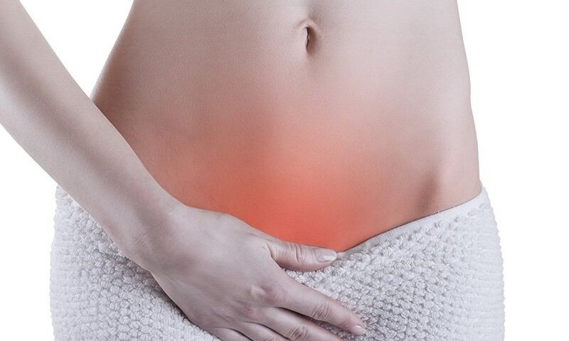 👩🏼‍⚕️Вульвовагинальный кандидоз (ВВК) НЕ относится к заболеванию, которое передается половым путем.
👾Дрожжеподобные грибы рода Candida являются НОРМАЛЬНЫМИ сожителем нашего организма. Их можно найти в толстом кишечнике, в ротовой полости, на коже, во влагалище вместе с миллиардами других бактерий, грибков и вирусов.
.
Candida может попадать во влагалище путем миграции из прямой кишки через перинеальную область. Менее распространенный источник инфекции - половой (оральный, вагинальный секс).
.
👾В том случае, если Candida РАЗМНОЖАЕТСЯ в большом количестве, это приводит к заболеванию и появлению у вас характерных симптомов кандидоза (зуд, жжение во влагалище и вульве, болезненное мочеиспускание, неприятные ощущения во время полового акта, может быть отек и покраснение тканей, «творожистые» выделения из влагалища, иногда водянистые).
.
❓Почему возникает болезнь?
Спорадические эпизоды ВВК часто возникают БЕЗ идентифицируемой причины.
К возможным причинам ВВК относят👉🏻
✔️Сахарный диабет
✔️Использование антибиотиков
✔️Прием КОК, беременность, прием эстрогенов
✔️Иммуносупрессия (прием стероидов, химио/лучевая терапия, ВИЧ)
✔️ВВК чаще возникает при использовании вагинальных колпачков, диафрагм и внутриматочных спиралей (ВМС).
✔️Спермициды НЕ приводят к ВВК.
✔️Инфекция может быть связана с оральным сексом, реже, с аногенитальным.
✔️Синтетическое белье, гигиенические прокладки, стресс.
.
👤Лечение полового партнера при ВВК НЕ требуется, это не предотвращает развитие заболевания и НЕ приводит к снижению числа рецидивов инфекции.
.
🙅🏼‍♀️ВВК не возникает из-за наличия или отсутствия волос в области гениталий (нет, эпиляция зоны бикини не вызывает «молочницу»).
🙅🏼‍♀️Вульвовагинальный кандидоз НЕ приводит к выкидышам, преждевременным родам, к разрыву плодных оболочек, НЕ представляет никакой угрозы для ребенка.
.
🤰🏼Если во время беременности возник ВВК и у вас есть жалобы - может проводиться лечение, в остальных случаях лечение не требуется (обнаружение лепторикса или мицелия в мазке).
.
🙅🏼‍♀️ВВК НЕ лечится антибиотиками или иммуномодуляторами 