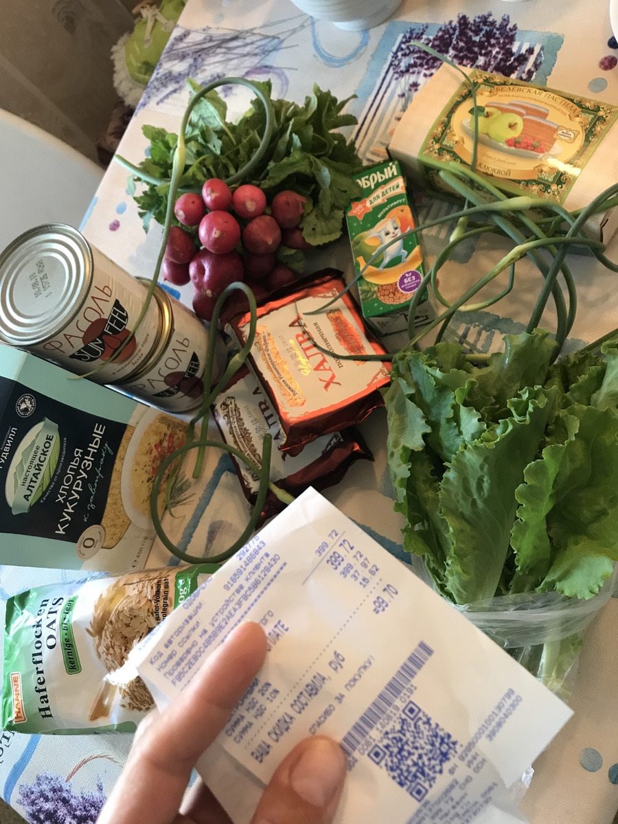 Два сока без сахара, две фасоли, две пачки хлопьев, две халвы на фруктозе (Саша на диете).