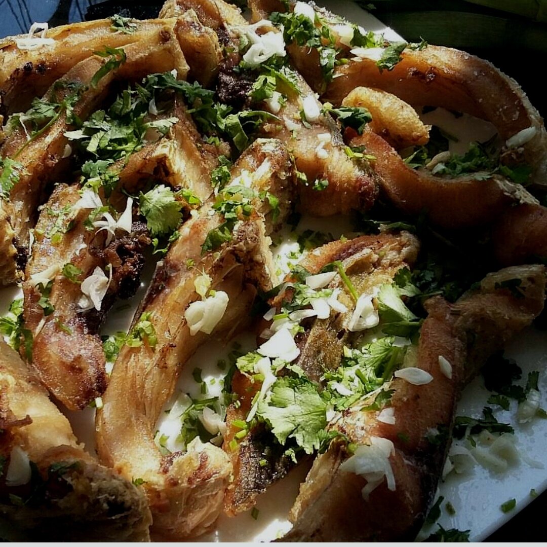 Карп на тарелке перед подачей