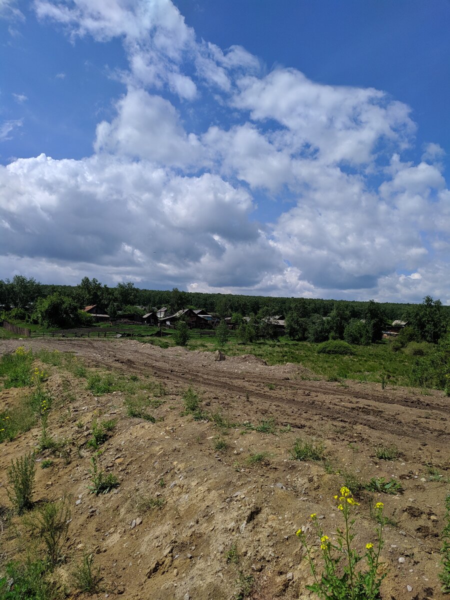 Дорога до озера занимает буквально 5 минут,  а если на велосипеде и того меньше