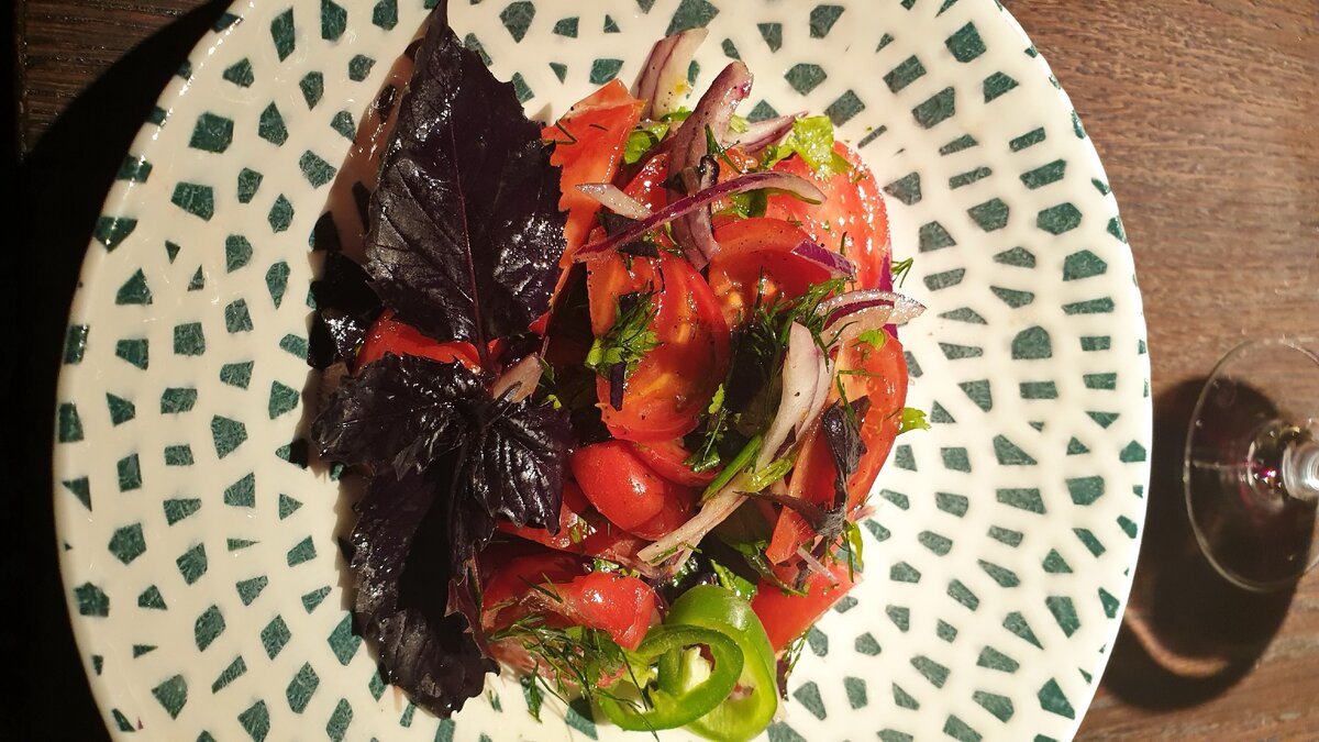 Салат из помидоров с красным луком за 550 рублей