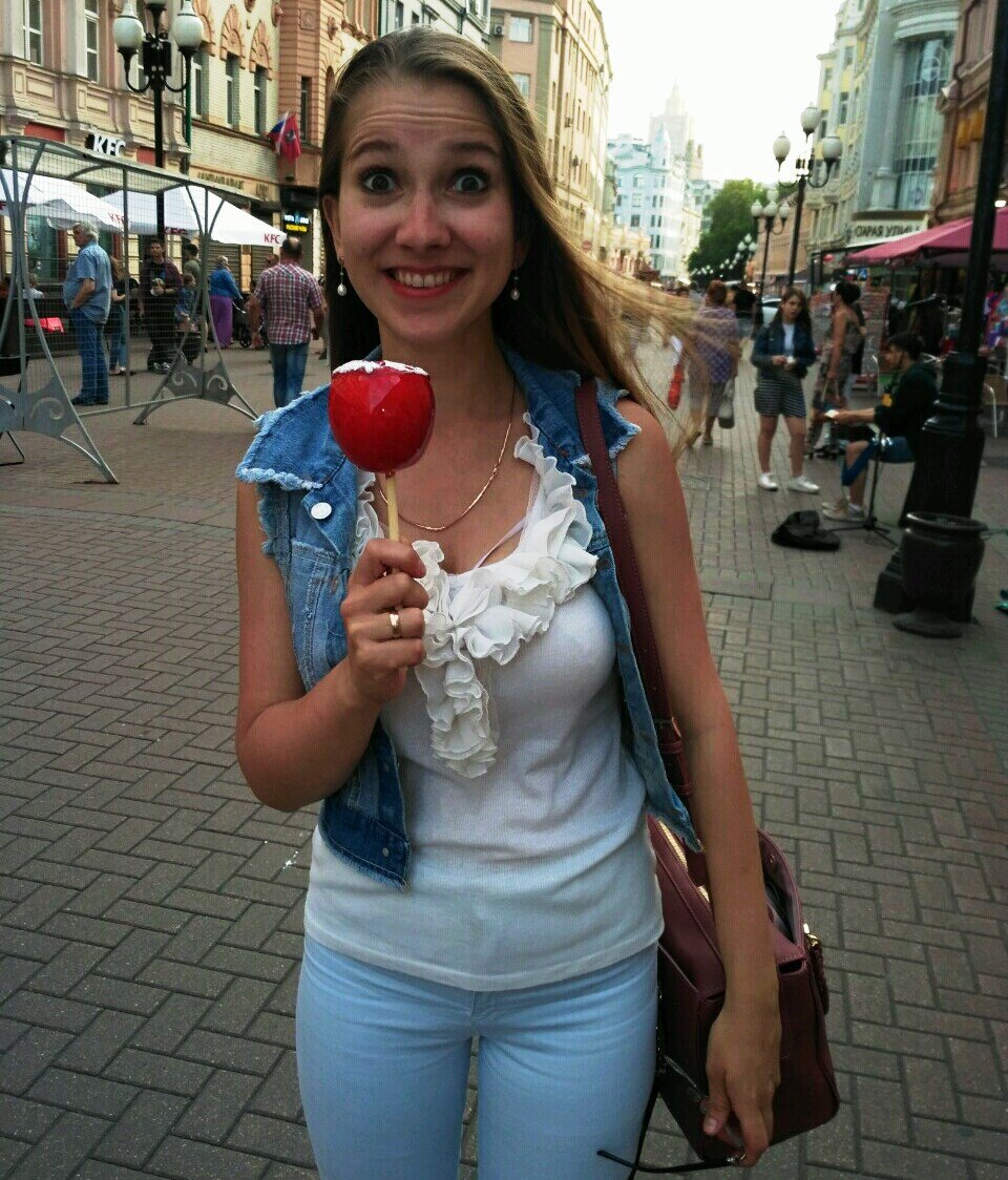 Яблоко — полезно. В карамели — не очень.:)