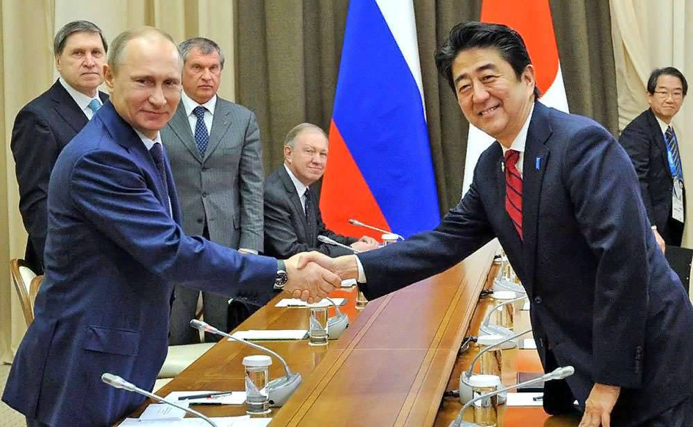 Владимир Путин и Синдзо Абэ. Источник изображения: https://vk.com/denis_siniy
