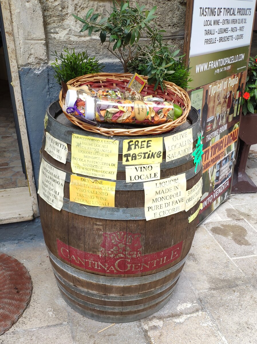 Бочка возле магазина локальных продуктов