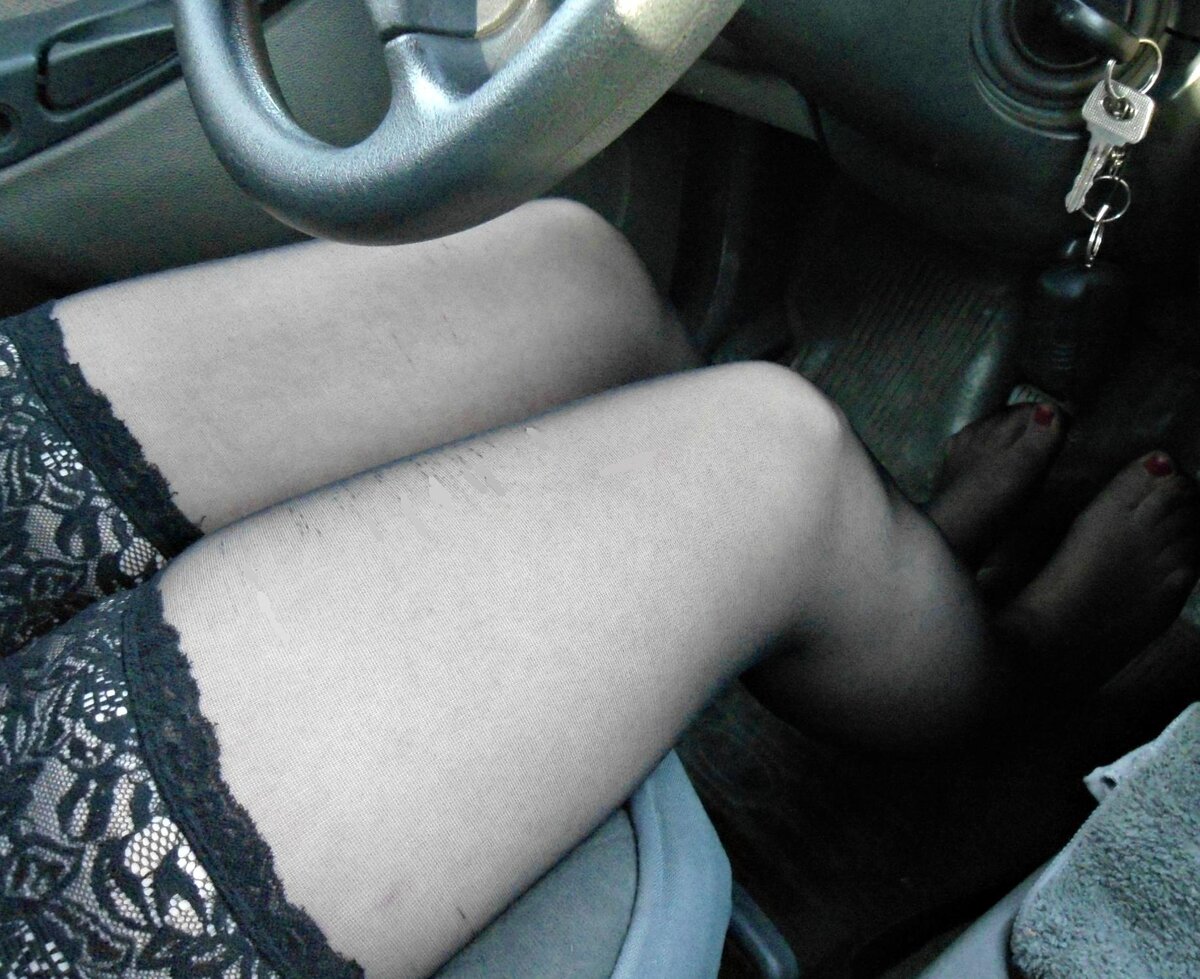 На фото: Оцениваю водительское место без туфлей