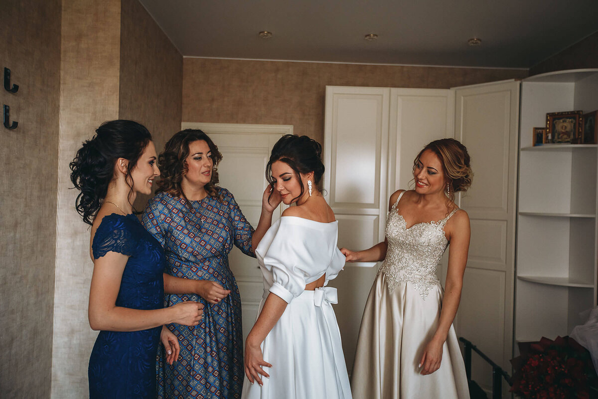 Невеста в подружками в свадебное утро