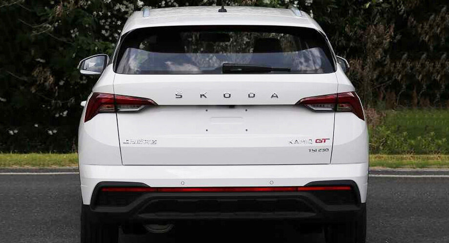 Фонари взяты у «европейца», однако новая багажная дверь не от него, как и бампер. Надпись «Skoda» во всю спину с недавних пор есть у обычного Камика. Выпуск спрятан, поскольку хвастаться нечем. 
Атмосферник 1.5, выдающий на стандартном Камике 110 л.с., 150 Н•м, у GT-паркетника развивает 116 л.с., 145 Н•м. К гамме примкнула устаревшая турбочетвёрка 1.2 TSI, от которой отказалась даже Fabia, причём мотор наделён ровно такой же мощностью в 116 сил, но тяги побольше — 175 Н•м. Пятиступенчатая «механика» и шестидиапазонный «автомат», скорее всего, остались на местах. В общем, весь «спорт» выразится в декоре. Двухцветная окраска с чёрной и белой крышей должна смотреться выигрышно. Премьера ожидается осенью.