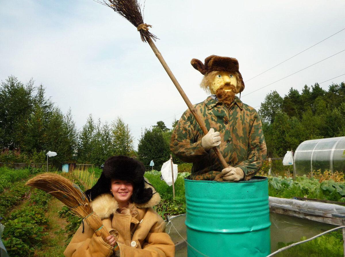 Чучело на даче прикольные. Прикольные пугало для огорода. Смешные чучела на огороде. Чучело в огород прикольное.