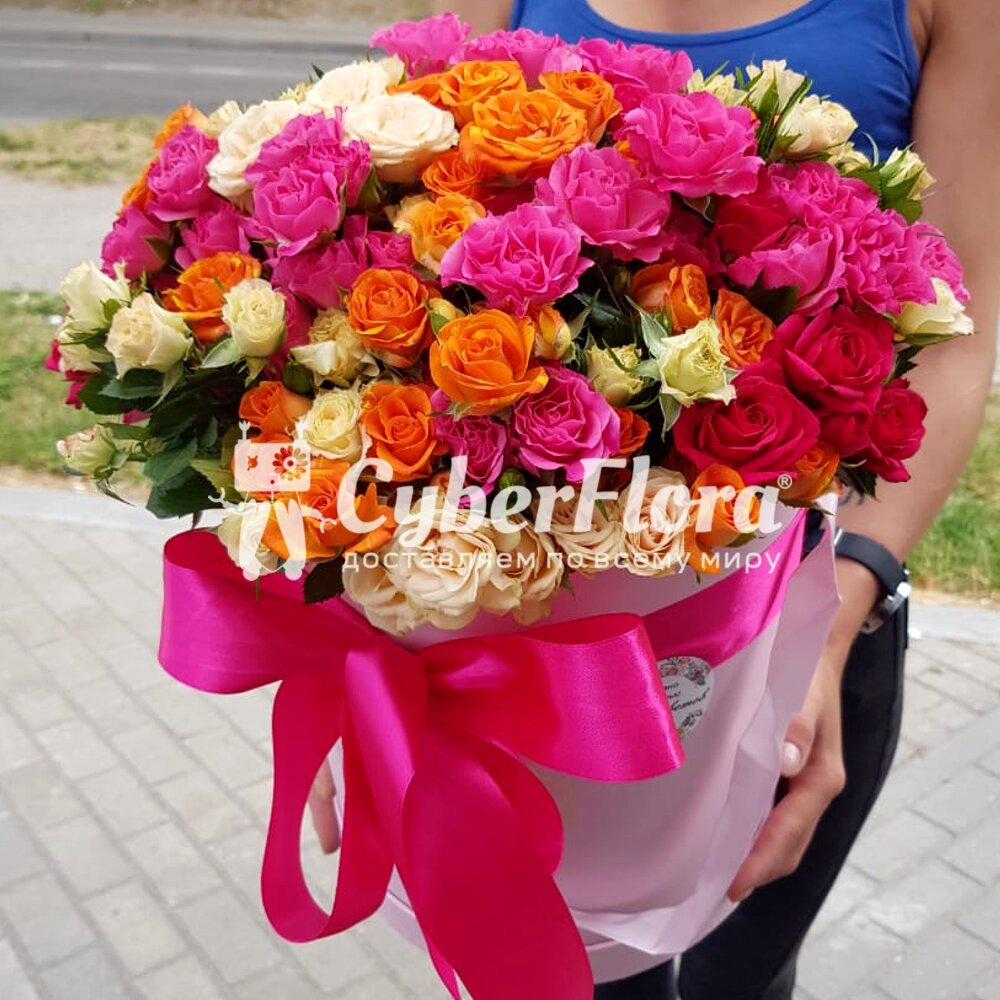 Пример доставки. Коробочка шикарных кустовых роз в руках получательницы.