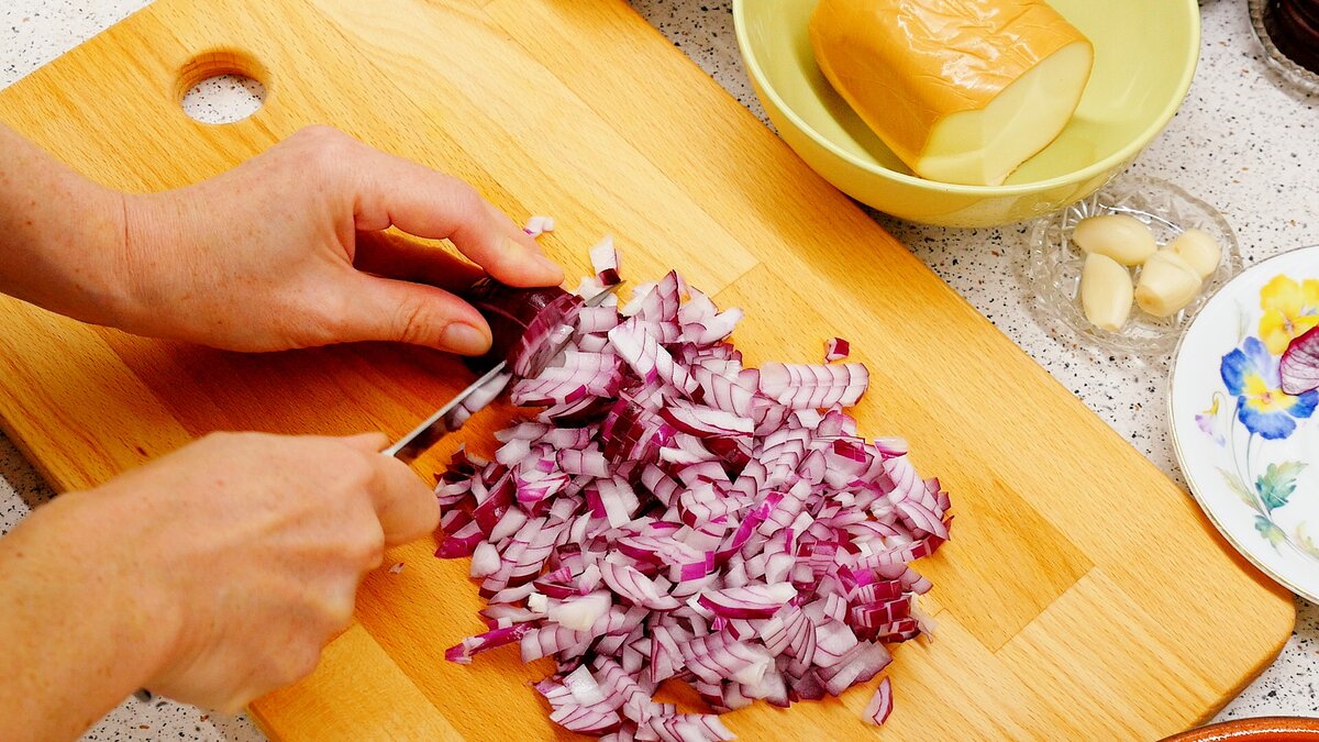Две средних луковицы нарезаем мелкими кубиками.