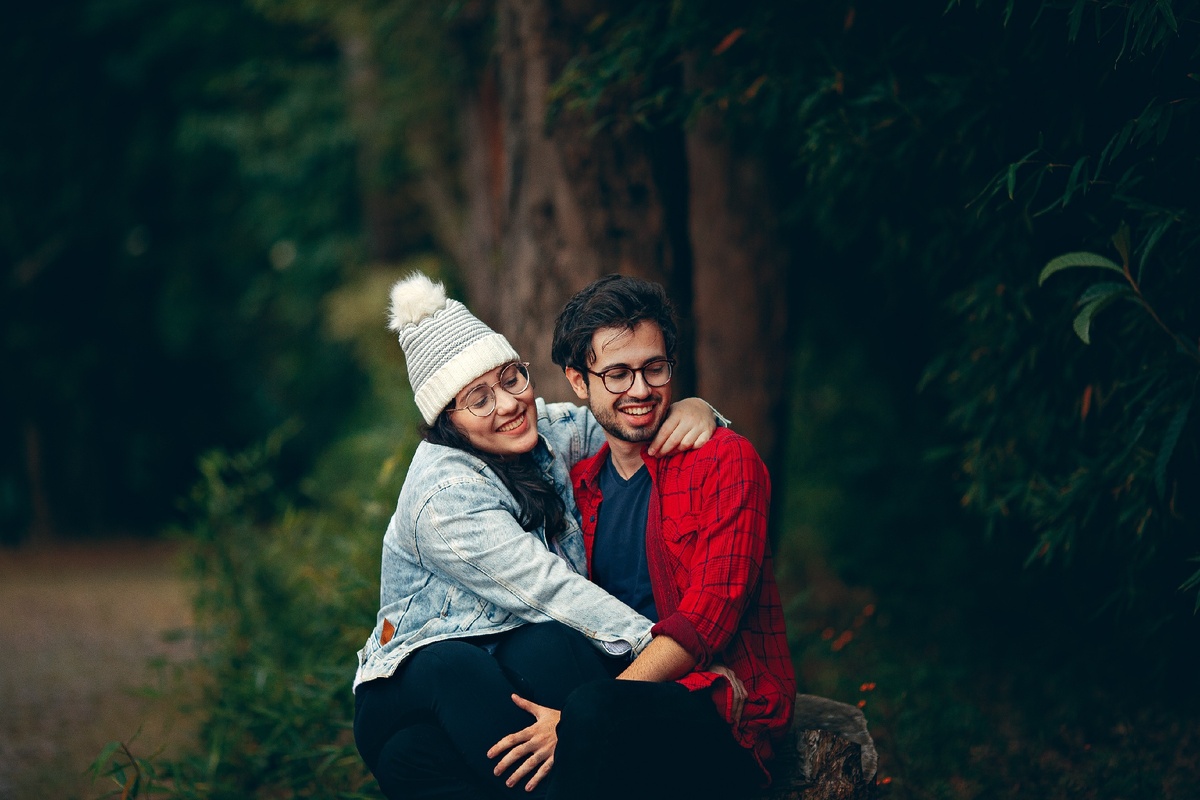 https://www.pexels.com/photo/man-carrying-woman-1464565/