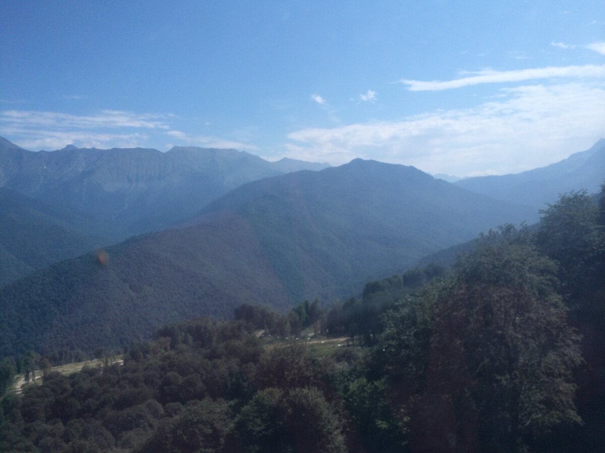 Горы за которыми где-то там Грузия. До моря километров пятьдесят. 