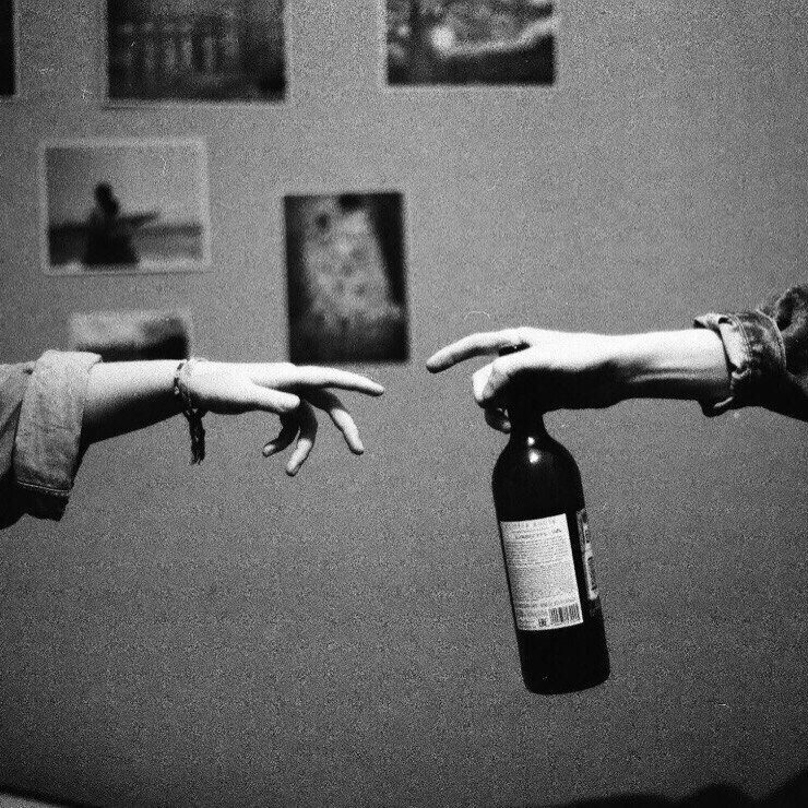 Я умер в 7 утра , Но не смотря на это ,
Я встал , поставил чай ,
Та чертова диета,

Я выпил лишь глоток ,
И вылил что не нужно ,
Но я ведь был убит
Из того оружия

И все вроде как раньше ,
Не чувствую измену ,
Не поменялся внешне
Не поменял манеру

И ран на теле нету ,
И синяков , на вид
Но я точно помню ,
Я ведь был убит

И люди в окружение
Все те же ,
Новых нет
Все так же неизменно
Могу встречать рассвет .

Не что не изменилось
Все так же я из уст ,
Могу петь ежедневно
Про бесконечность чувств.

Но тут я понял резко,
Все то что я имел ,
Мне просто стало мерзко ,
Я быстро расхотел

И тут я понял точно ,
Я умер в 7 утра ,
Но умерло не тело ,
А умерла душа .

                                       Maximally Mona/