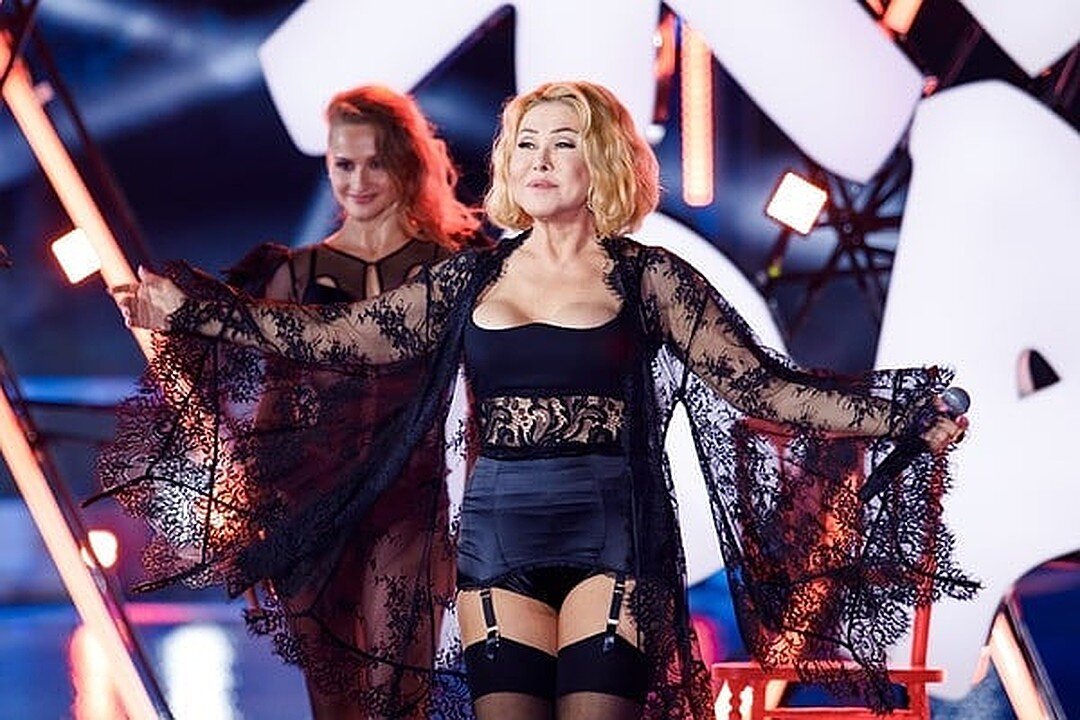 Похожа не то на японку, не то на Анжелику Варум...Истинное лицо утеряно...