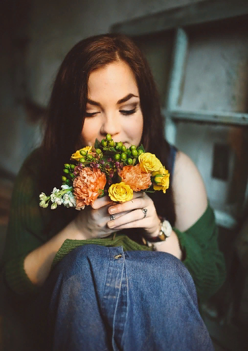 https://pixabay.com/photos/woman-flower-bouquet-flowers-female-768702/