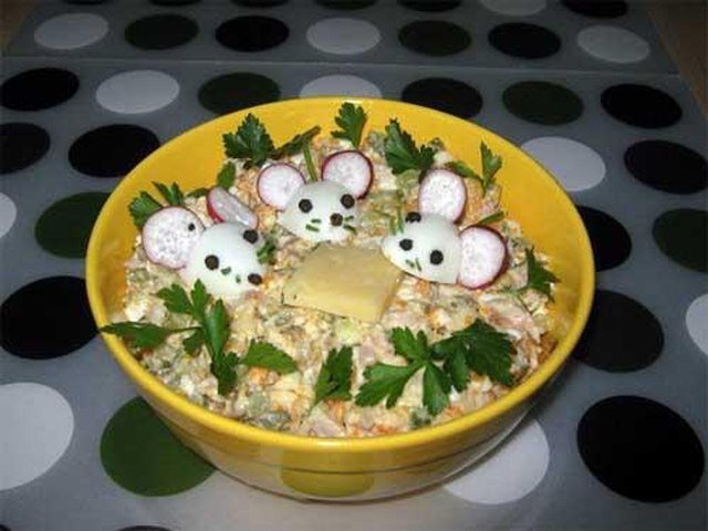 2 ) Оливье с мышатами из яиц и редиса. 