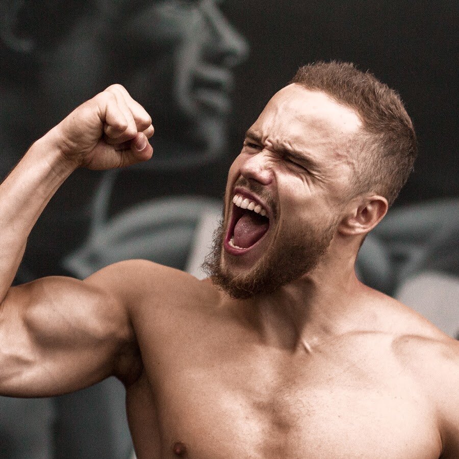 Игорь Войтенко. Основная часть его роликов - мотивация по типу: "бомбим, только вперёд, топим" Не могу не отметить, что Игорь вдохновляет молодежь на спорт, а не на пьянки и курение.