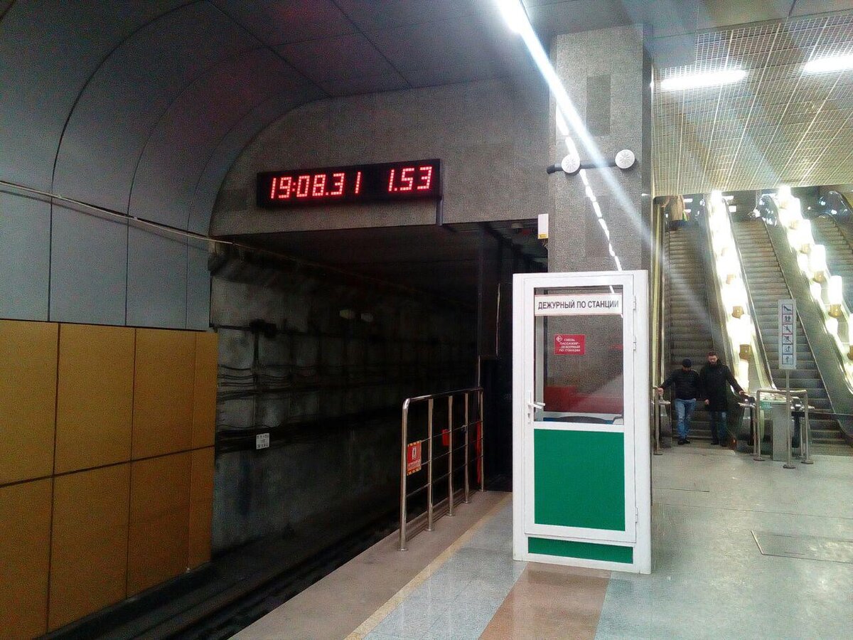 Часы на станциях метро