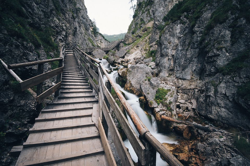 https://cdn.pixabay.com/photo/2016/01/19/16/57/stairway-1149473_960_720.jpg