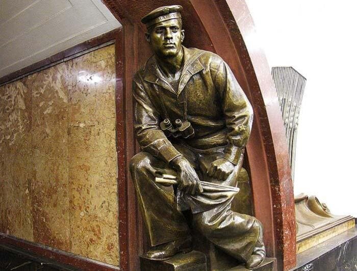 Скульптура матроса на московской станции метро *Площадь революции* 

Судьба этого человека была более чем неординарной. После окончания Высшего военно-морского училища он служил на Северном флоте. Когда Олимпий Рудаков был курсантом, известный скульптор Матвей Манизер предложил ему позировать для своей новой работы – скульптуры матроса, украсившей московскую станцию метро «Площадь революции». Тогда никто не мог предположить, что в будущем никому не известный курсант войдет в историю не только благодаря этому факту своей биографии.