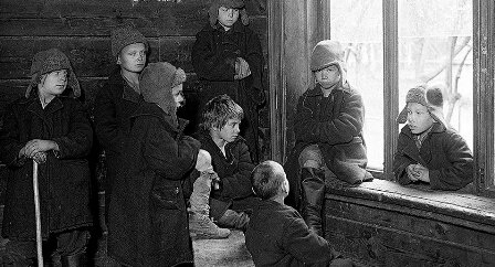 Как только некоторые директора детдомов оставались без контроля и присмотра, подведомственные им учреждения становились похожими на притоны беспризорных (Фото: РГАКФД/Росинформ/Коммерсантъ)  