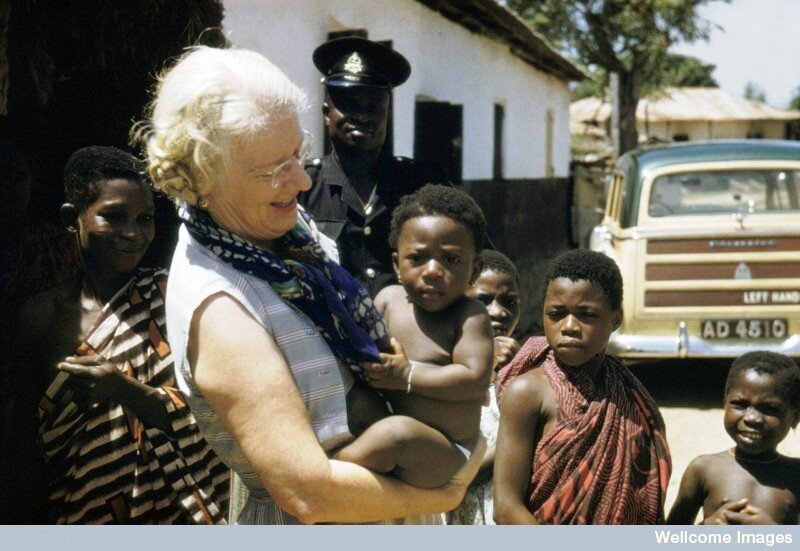 Сесили Уильямс с африканскими детьми. Источник изображения: welcome images