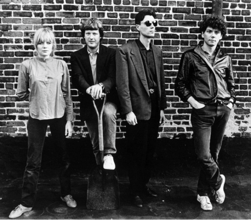 Talk head. Группа talking heads. talking hand. talking heads фото. talking heads басистка.