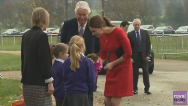 25 ноября 2014 г. Герцогиня Кембриджская приехала в один из выставочных центров Норфолка, чтобы принять участие в мероприятии EACH [East Anglia Children's Hospices], где был объявлен сбор средств на новый хоспис The Nook. Кадр из архивной видеозаписи на The Royal Family Channel (https://youtube.com/channel/UCCvgLV2Ixb8KCemj-UtXZ-g)