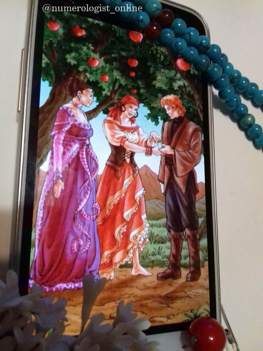 Здесь карточка показывает на то, как тяжело сделать выбор и готовность прибегнуть к гаданиям, лишь бы не слушать свое сердце.