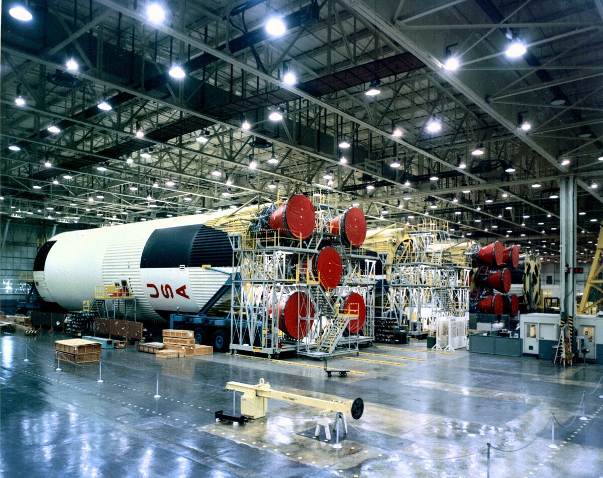 Первая ступень ракета-носителя Сатурн-5 в сборочном цехе. Источник: NASA.