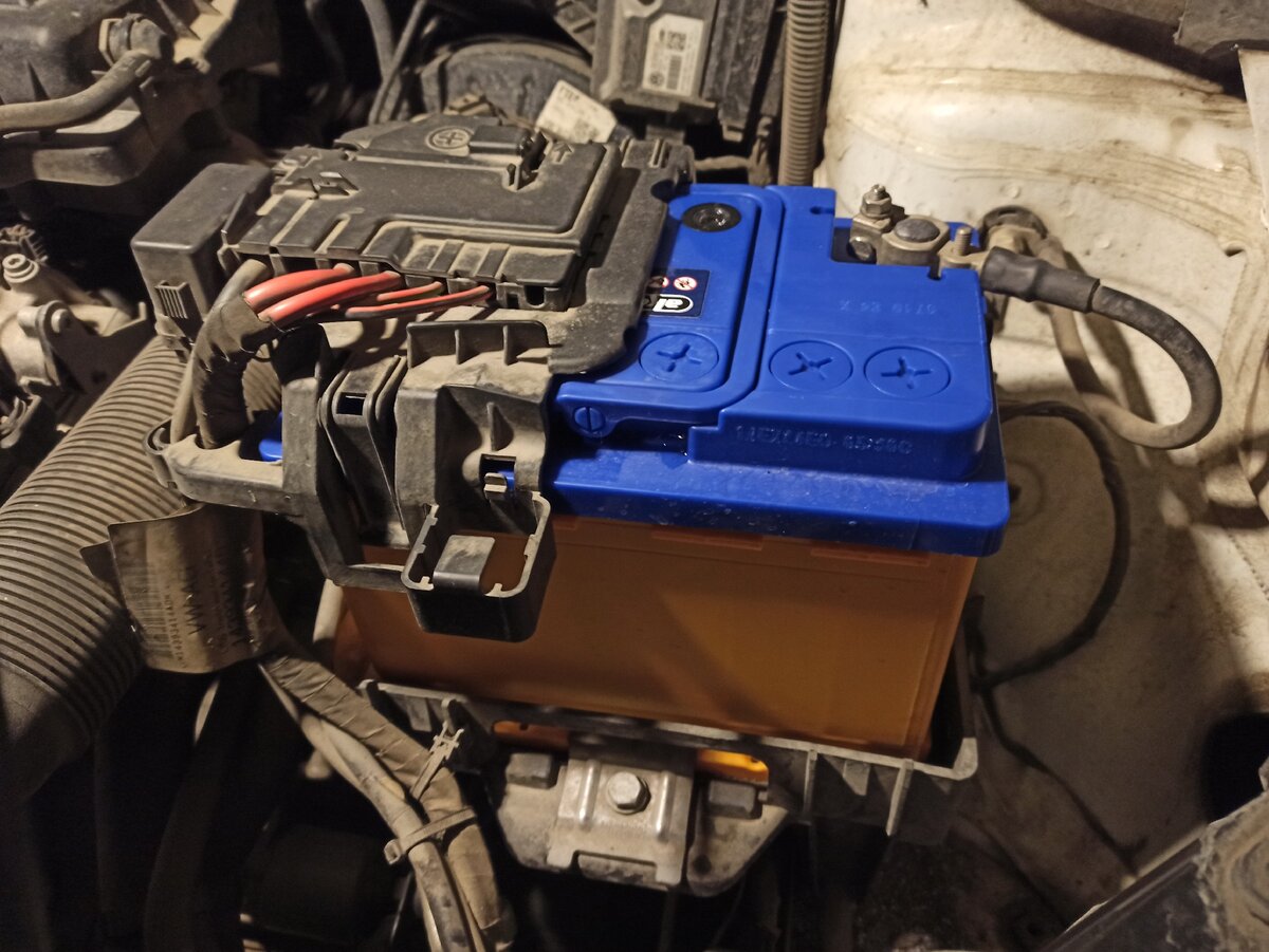 Обслуживание аккумулятора. Когда менять аккумулятор на авто. Когда нужно менять аккумулятор. Сколько стоит поменять аккумулятор на автомобиле. Когда менять акб на айфоне.