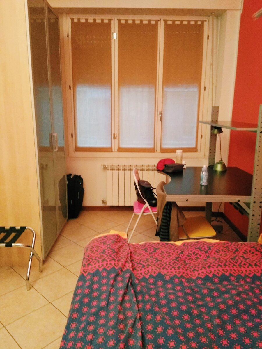 В спальне нет ковров и не очень уютно🙄