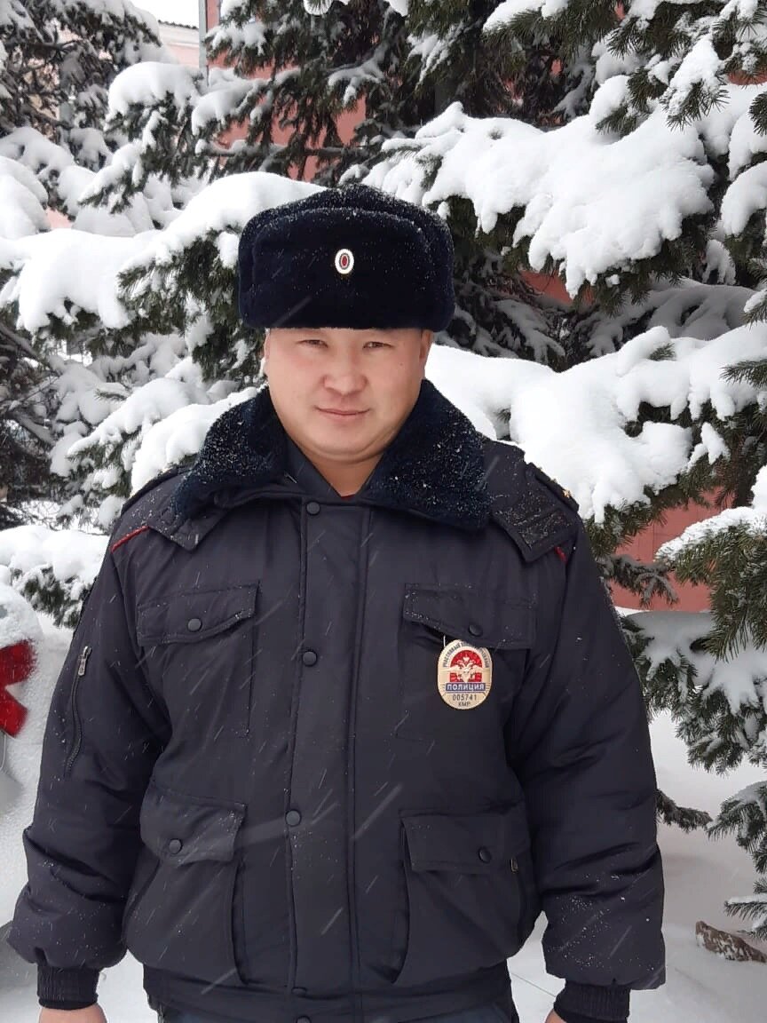 Это спаситель грузовика и поезда Николай Капсаргин. Фото: пресс-служба ГУ МВД по Кемеровской области