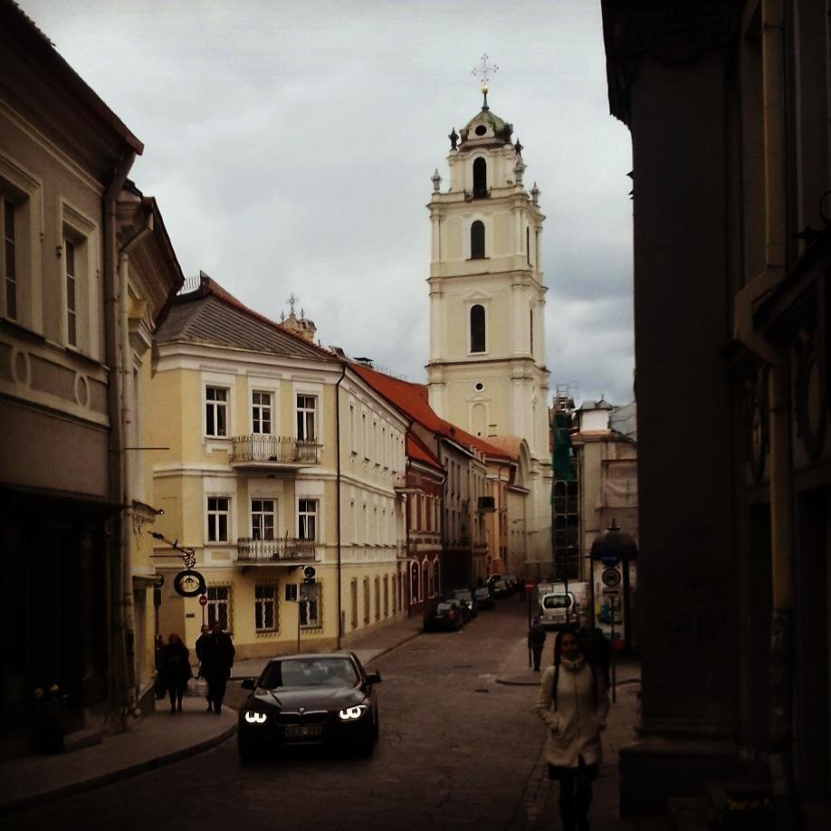 Вильнюс - это столица Литвы и самое посещаемое туристами место. Старый город Вильнюса считается самым большим в Европе и включен в список Всемирного наследия ЮНЕСКО.-2