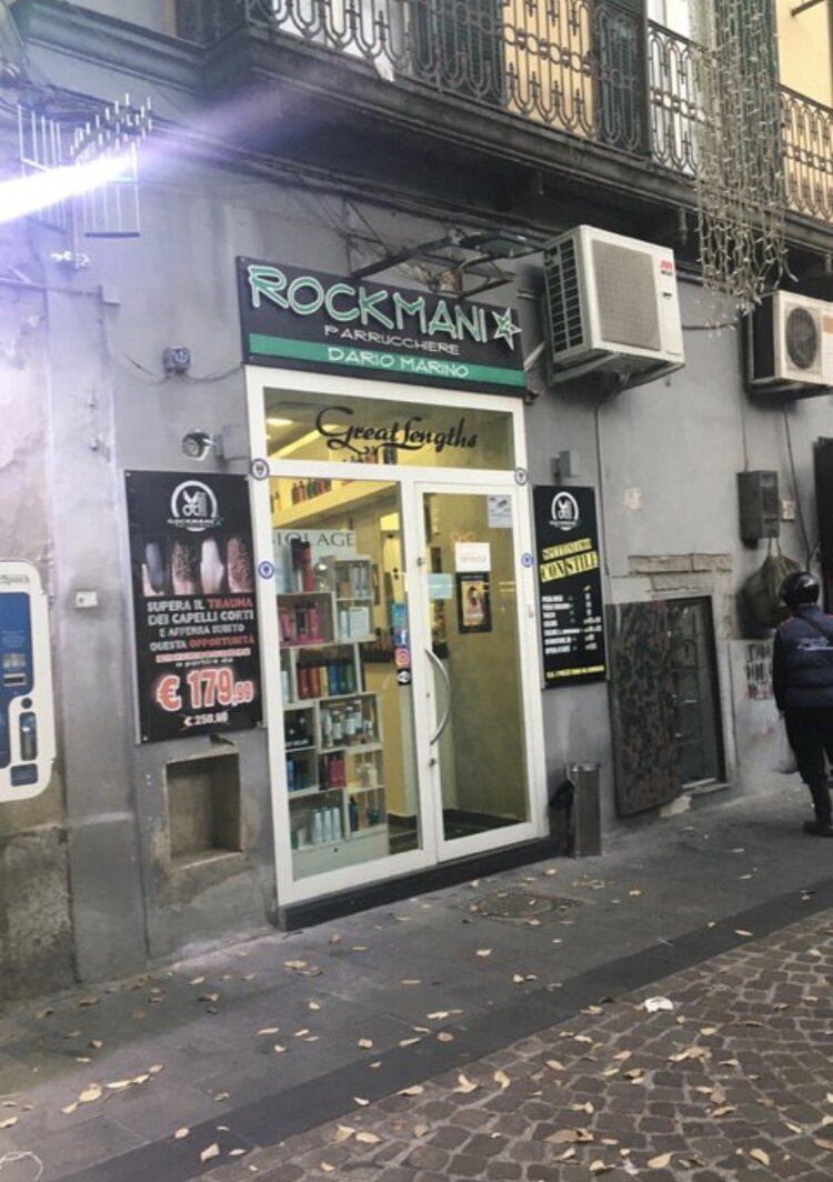 Вот такие салоны встречаются через каждые 100-250 метров.